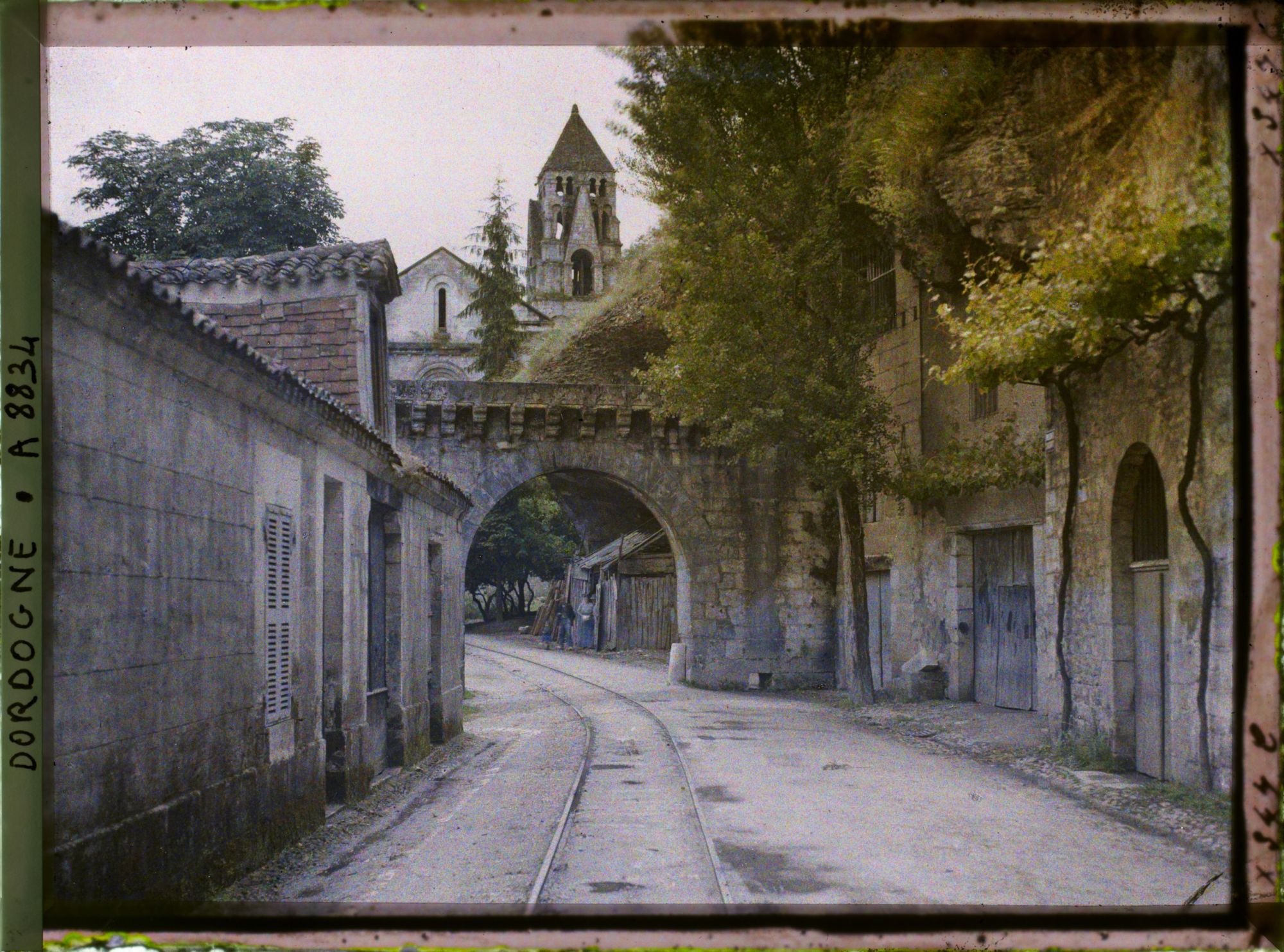 Image représentant France, Brantôme, La porte et le clocher de Brantôme