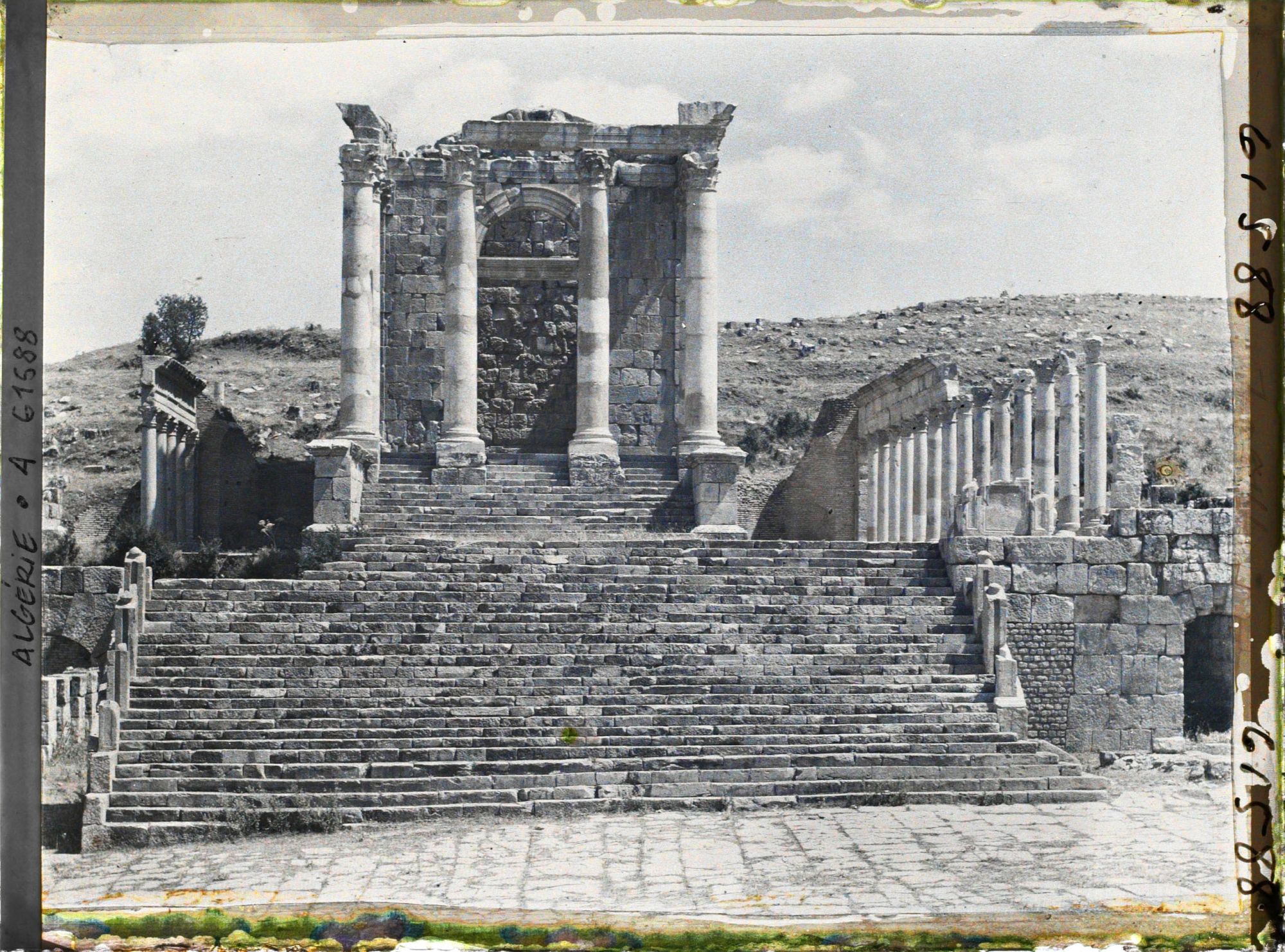 Image représentant Algérie, Djemila, Le Grand Temple de Face