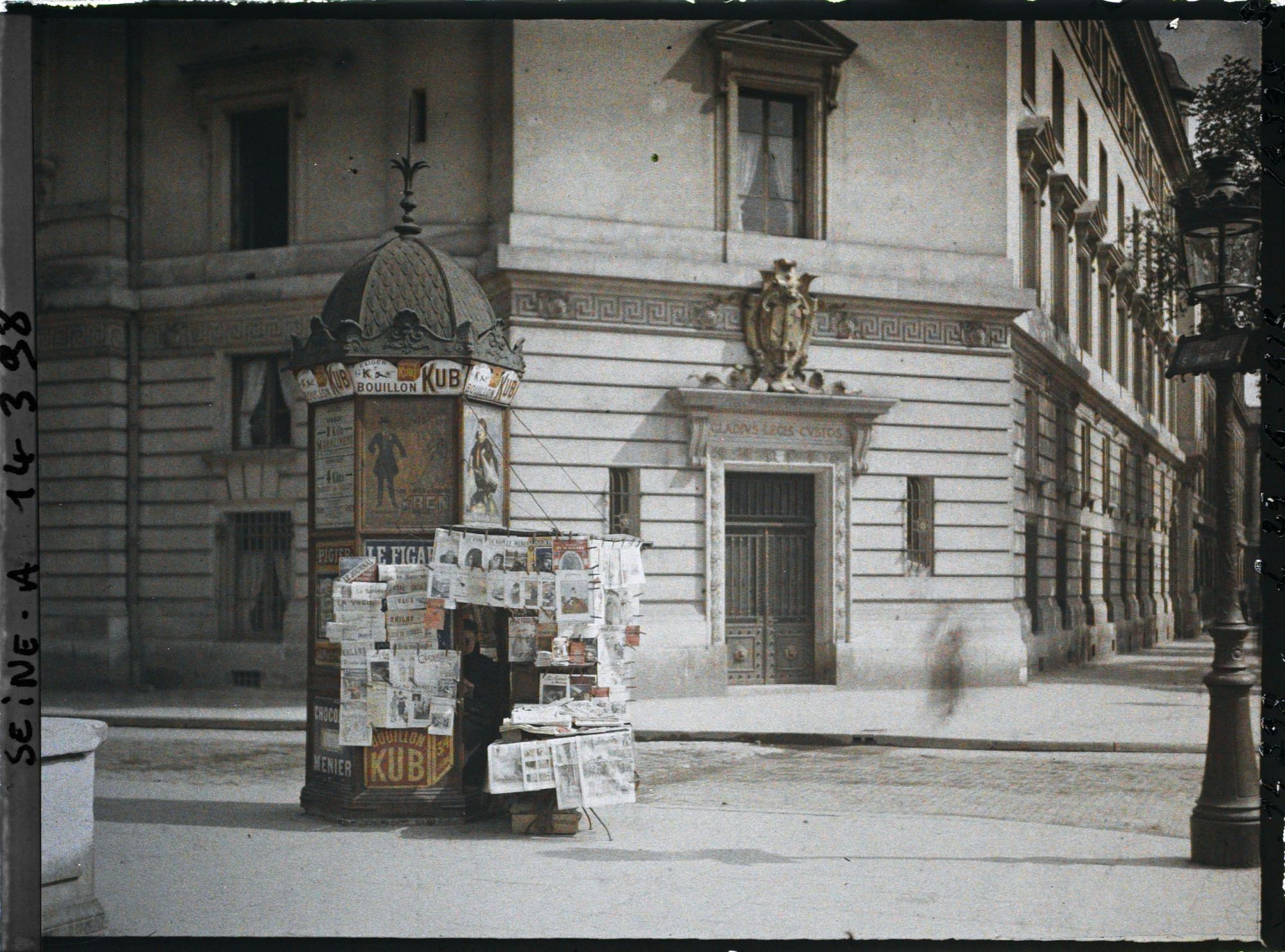 Image représentant Marchand de journaux à l'angle du boulevard du Palais et du quai des Orfèvres, vue prise du pont St-Michel