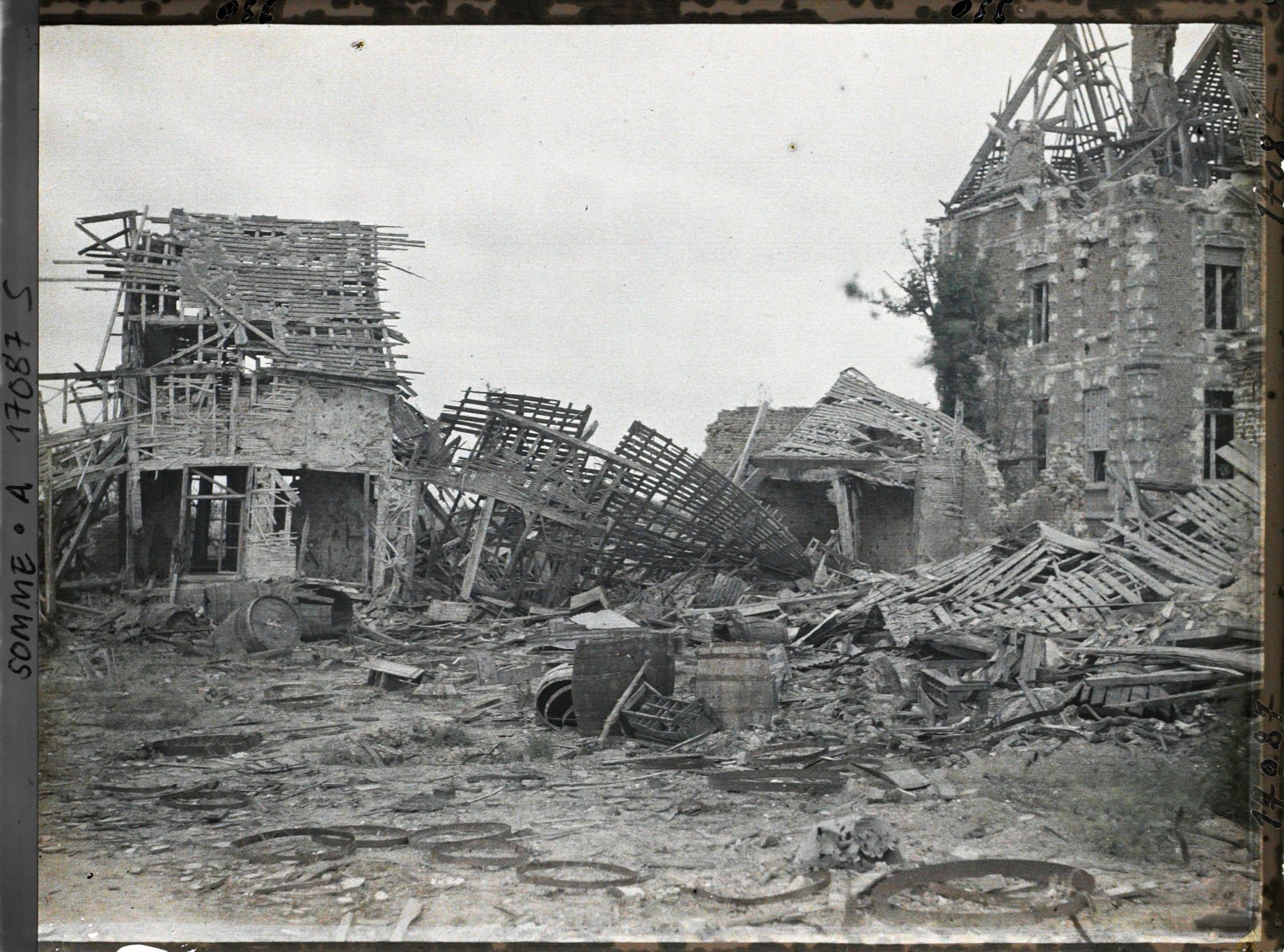 Image représentant France, Villers-Bretonneux, Cour de ferme en ruines