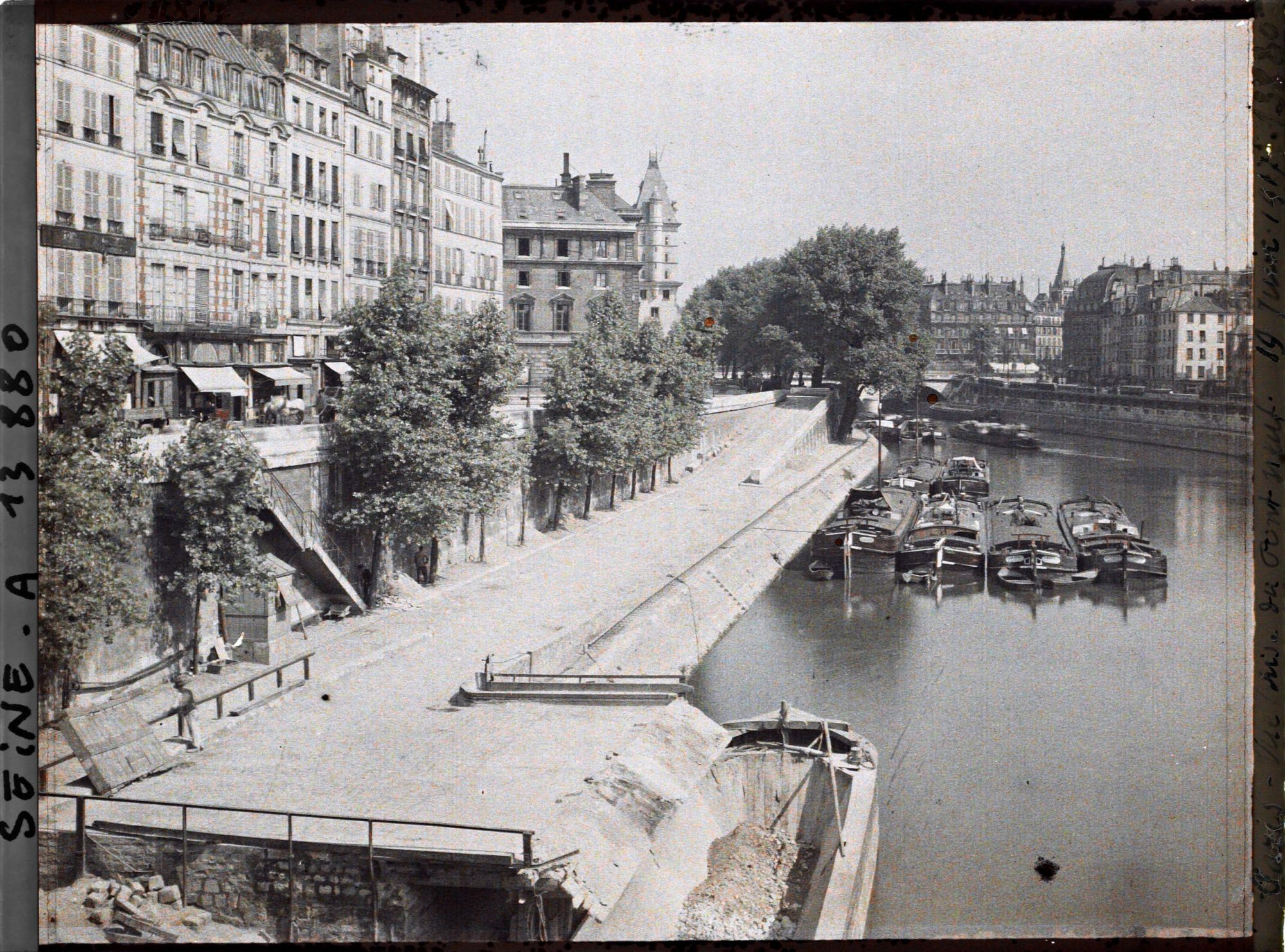 Image représentant Le quai des Orfèvres vu du pont Neuf