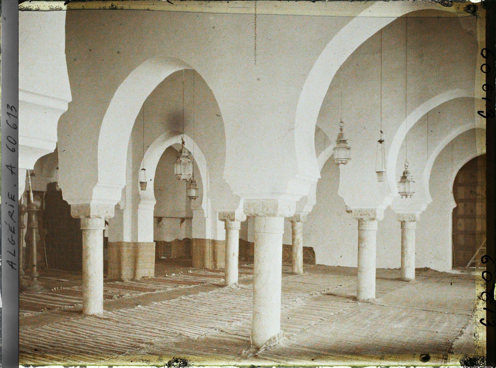 Image représentant La salle de prière de la mosquée Sidi El Halaoui