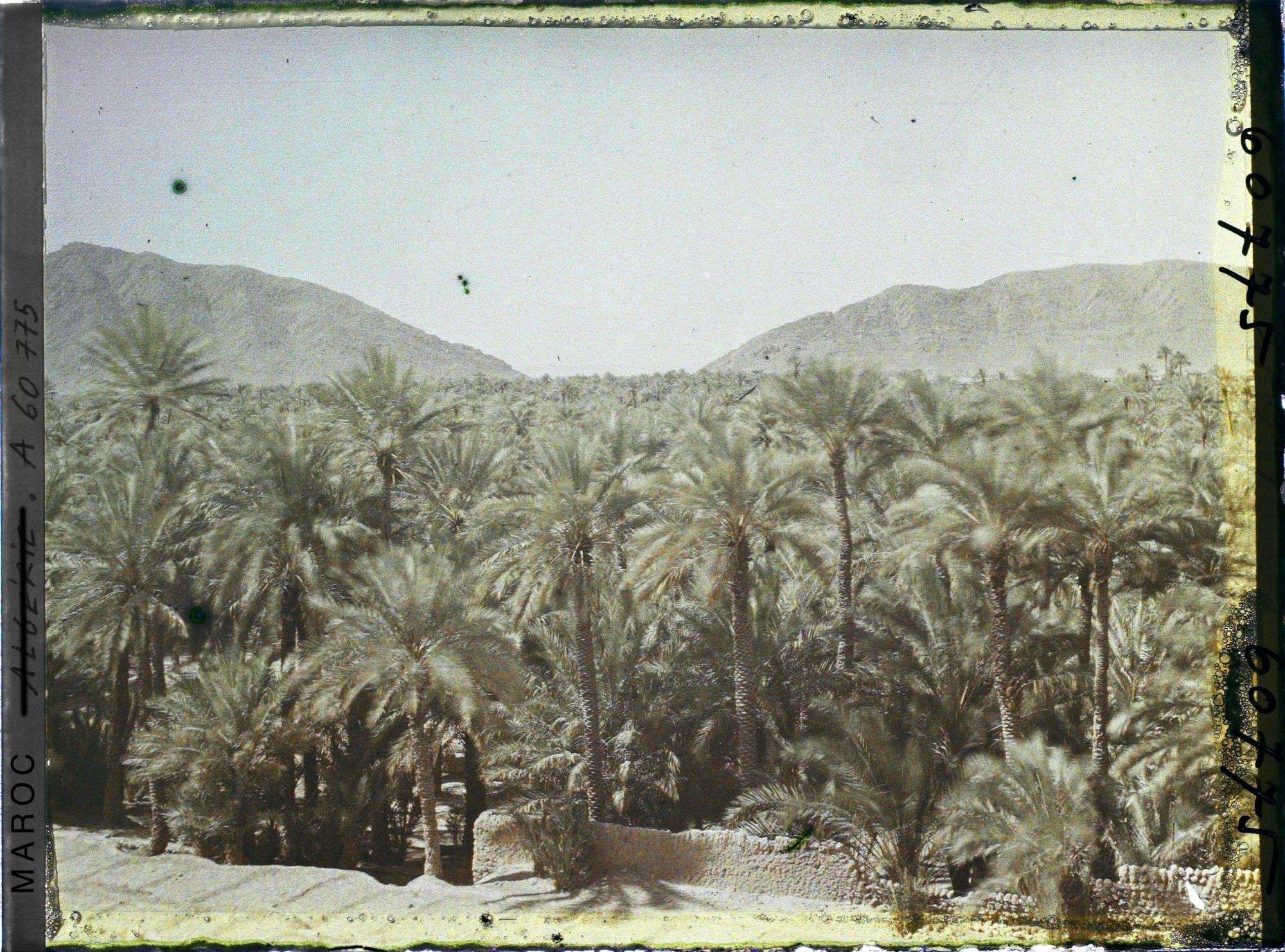Image représentant Le Djorf avec au fond, le col de Zenaga