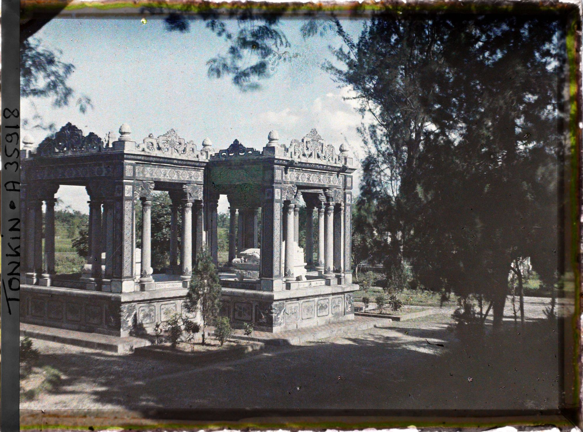 Image représentant Le monument funéraire d'un grand mandarin
