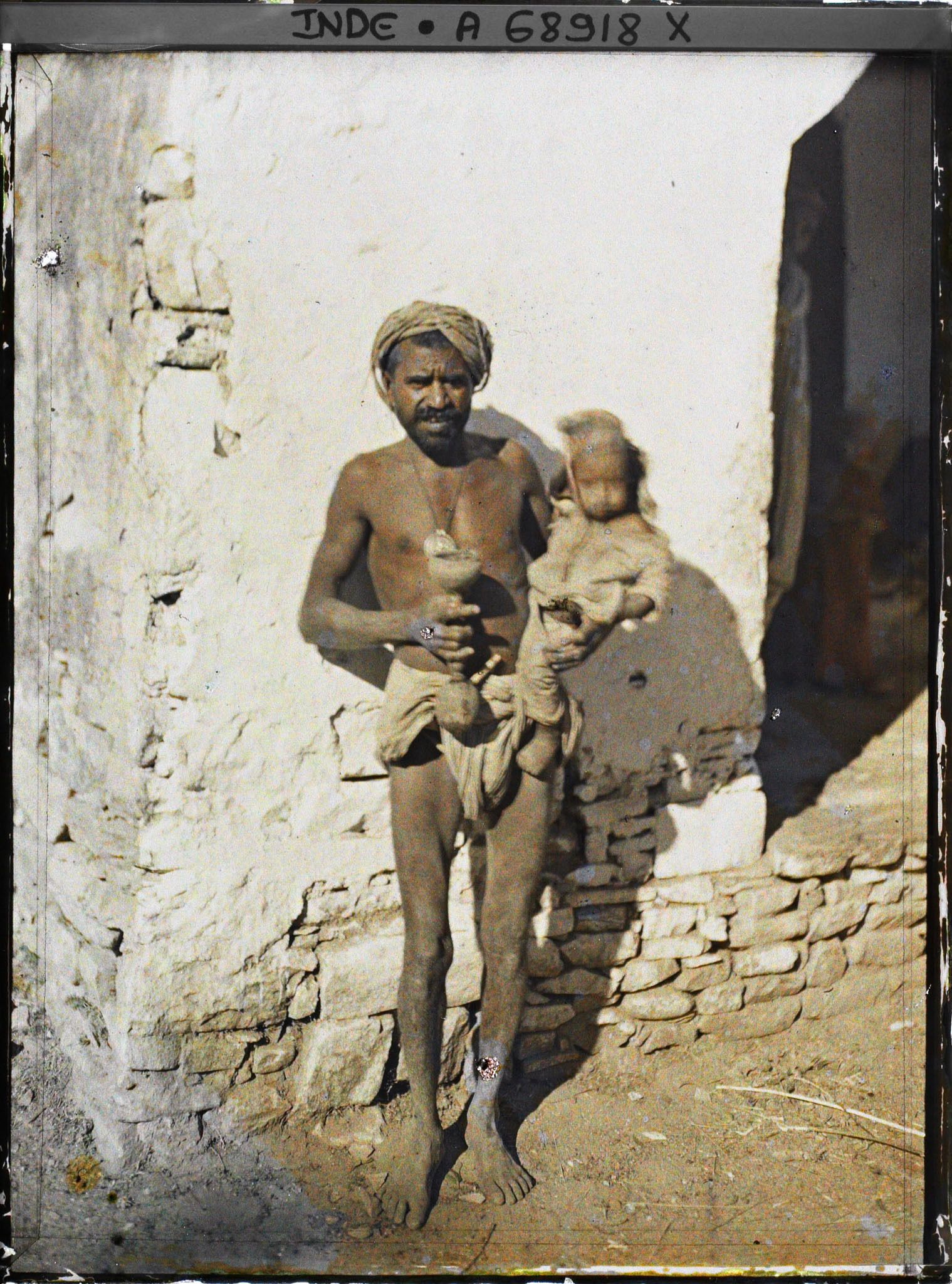 Image représentant Homme portant un enfant