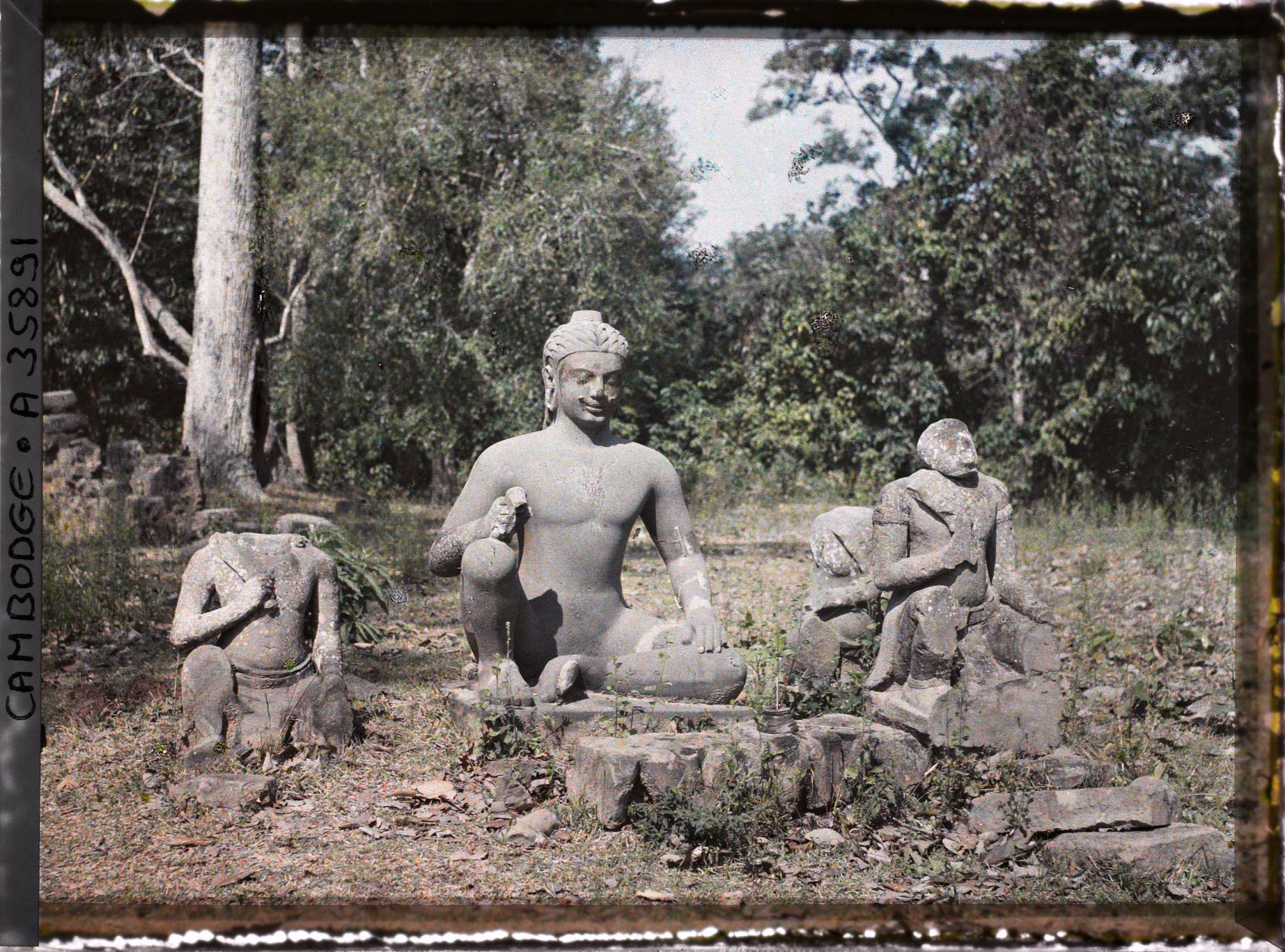 Image représentant La statue dite du " Roi lépreux ", sur la terrasse du même nom, près du Palais Royal (au nord de la terrasse des éléphants)