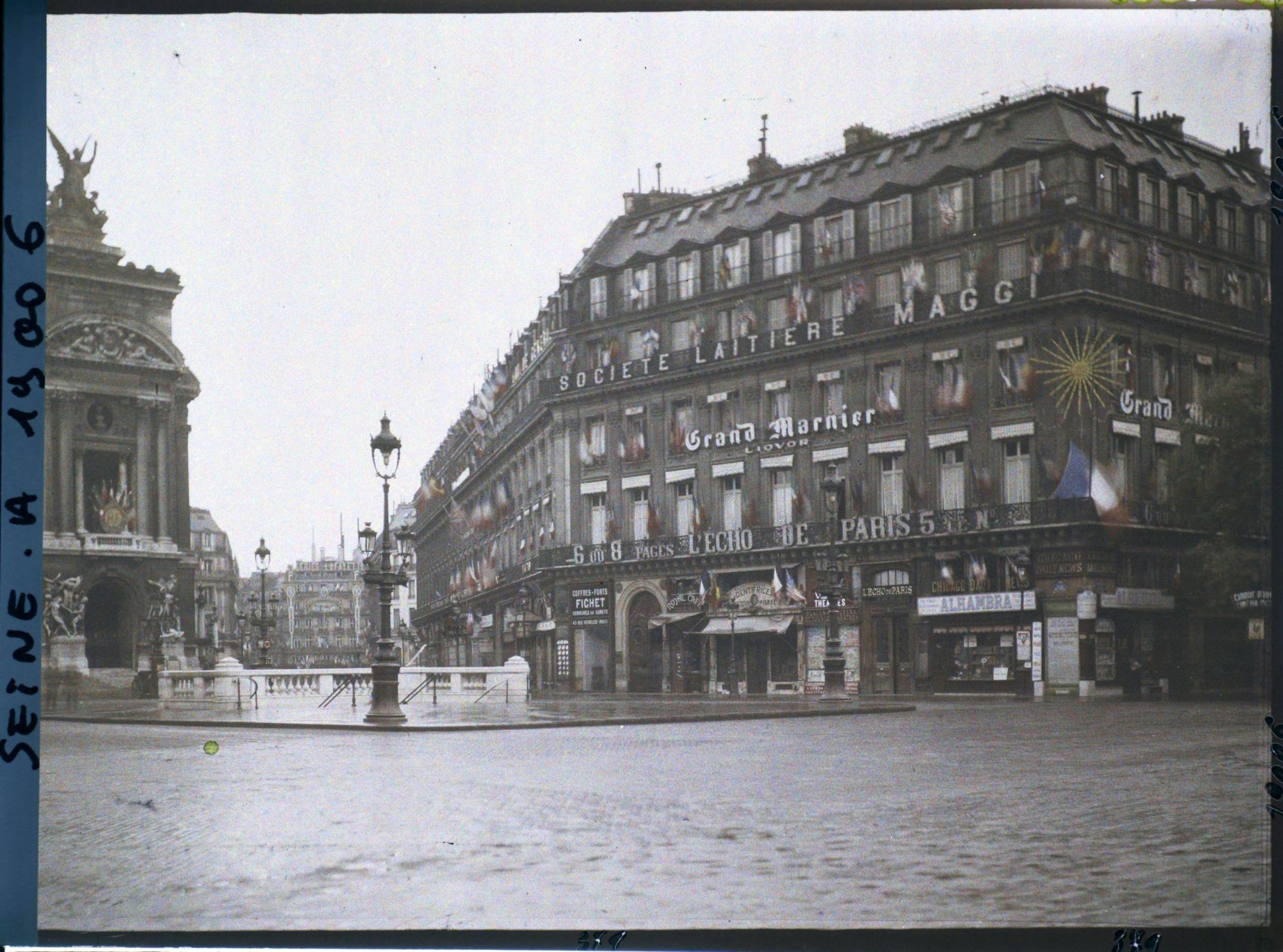 Image représentant Immeuble décoré de drapeaux au n°8 place de l'Opéra
