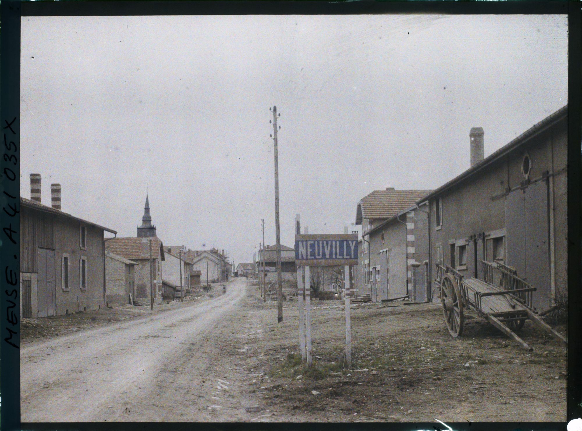 Image représentant France, Neuvilly, Entrée par la route de Verdun