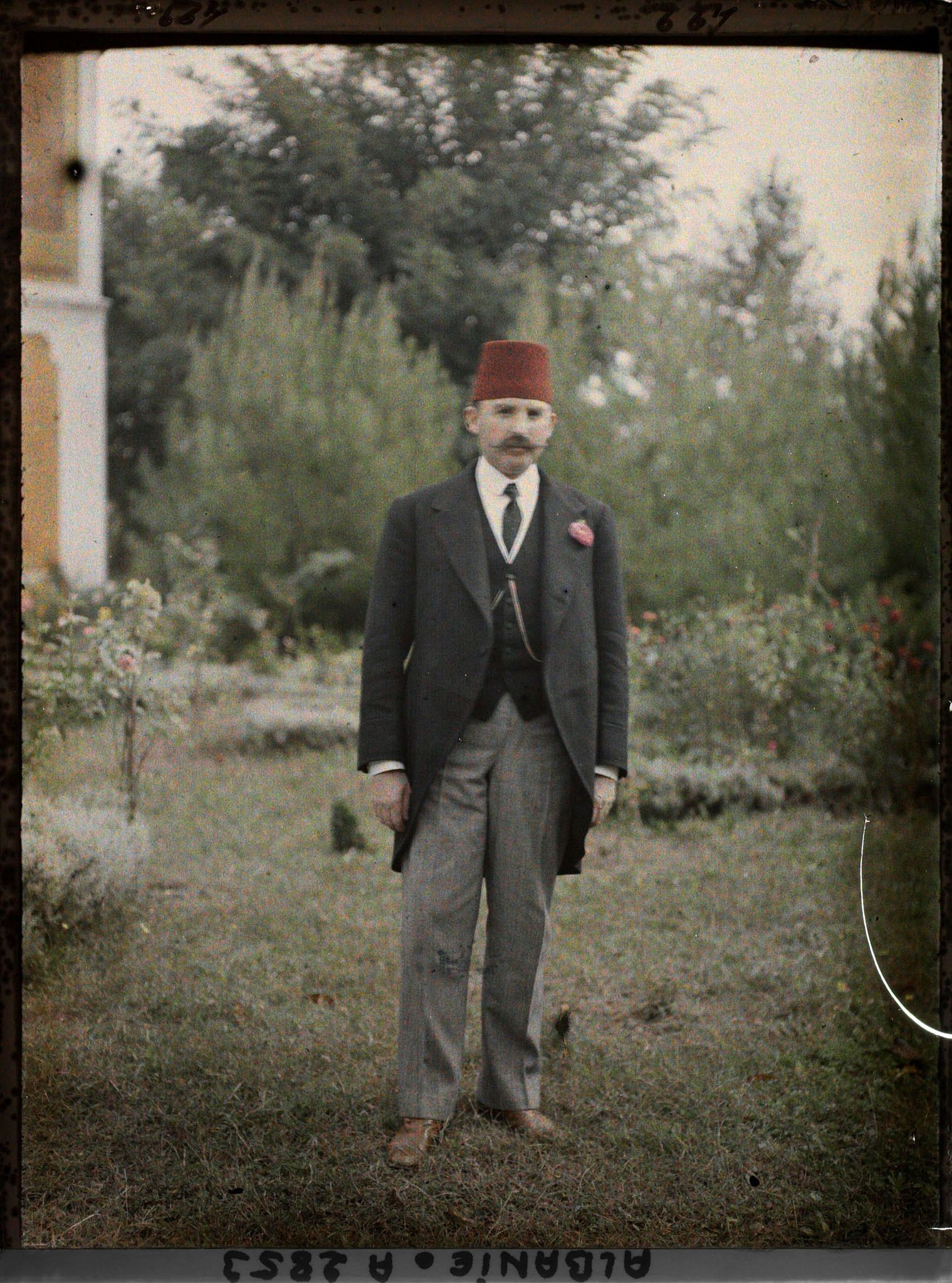 Image représentant Essad Pacha dans le jardin de son domaine agricole