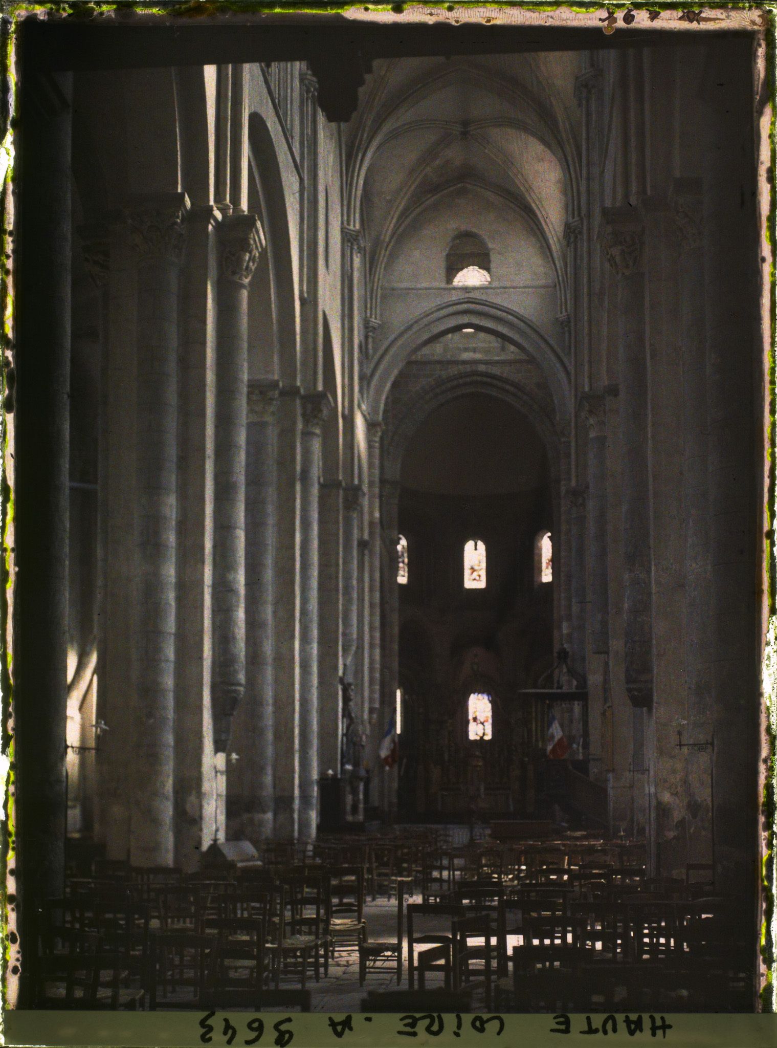 Image représentant La nef centrale de la basilique Saint-Julien, vue depuis l'entrée