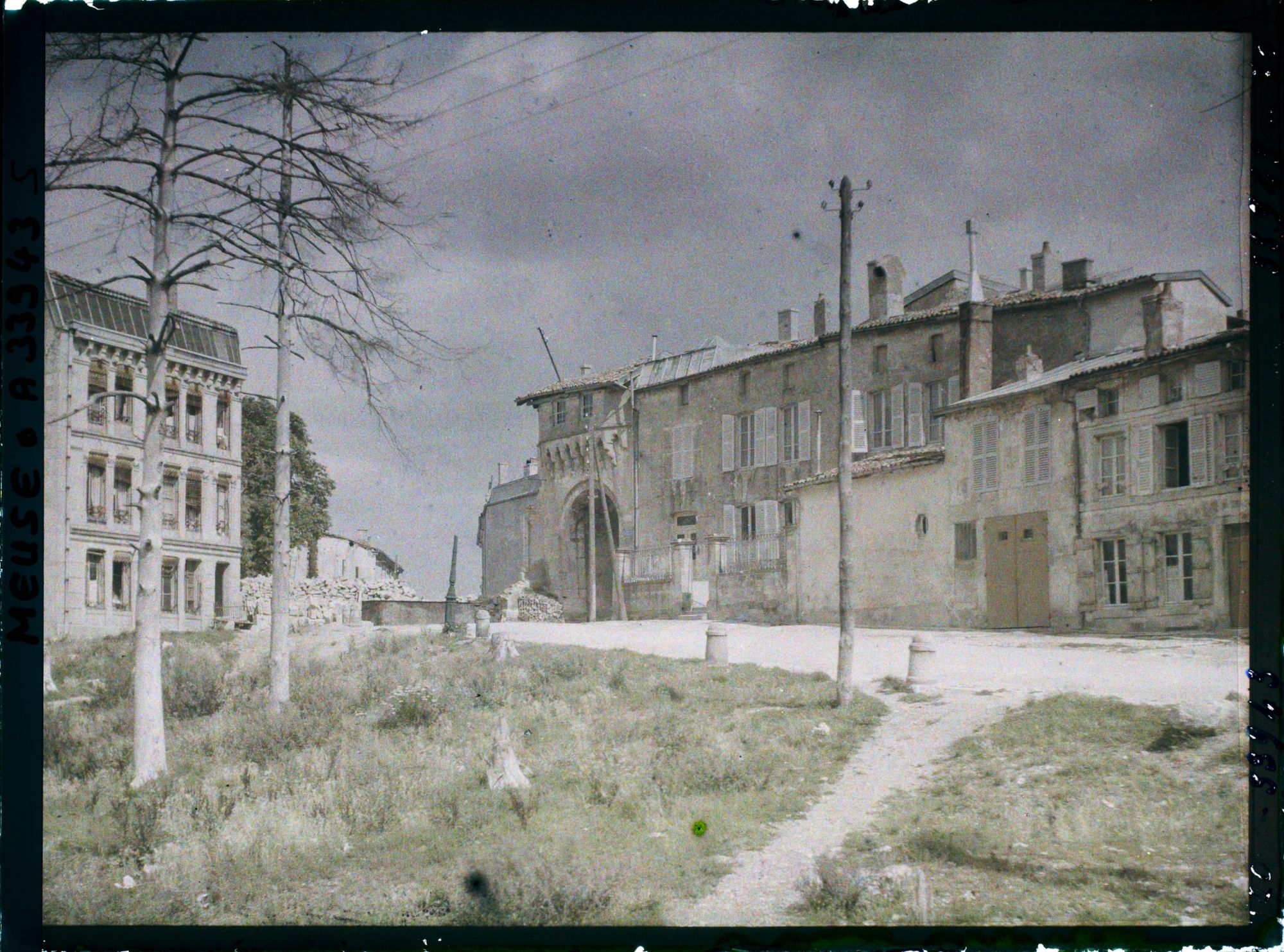 Image représentant France, Verdun, Un coin de la Place de la Roche et la porte Chatel, arbres morts