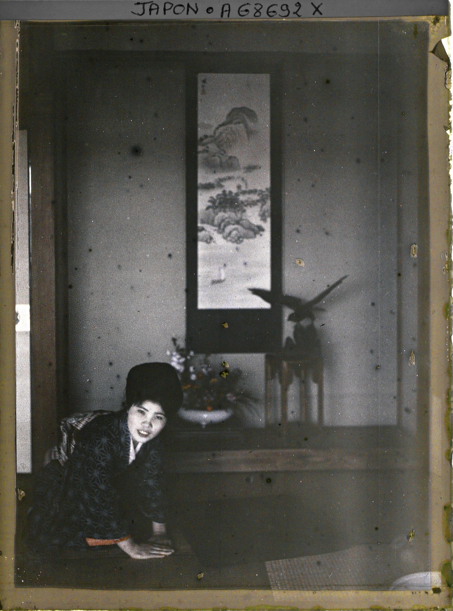 Image représentant Servante agenouillée sur un tatami à l'intérieur d'une auberge