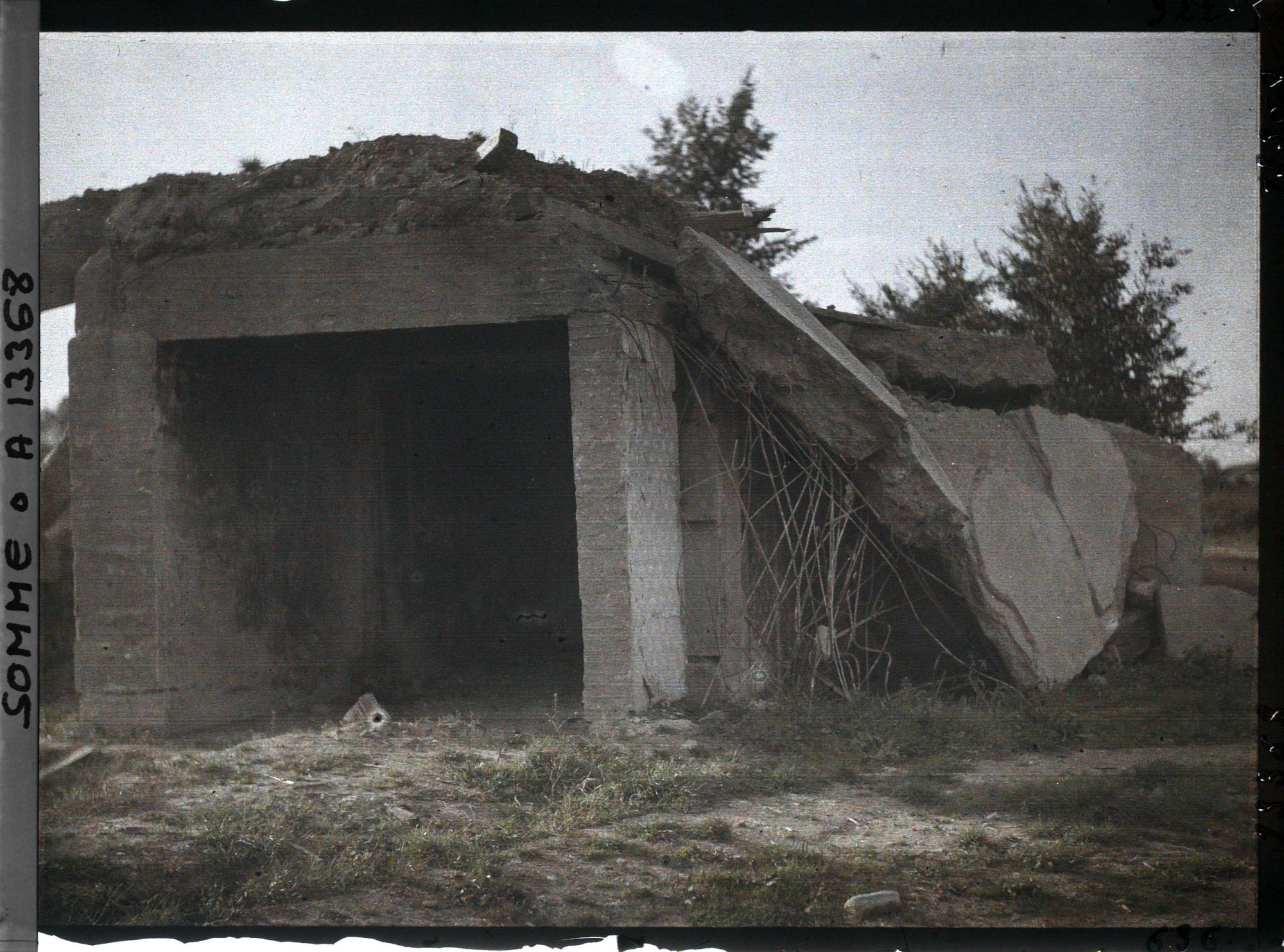Image représentant France, Royglise, Un abri occupé par un Général Allemand et détruit par nos obus