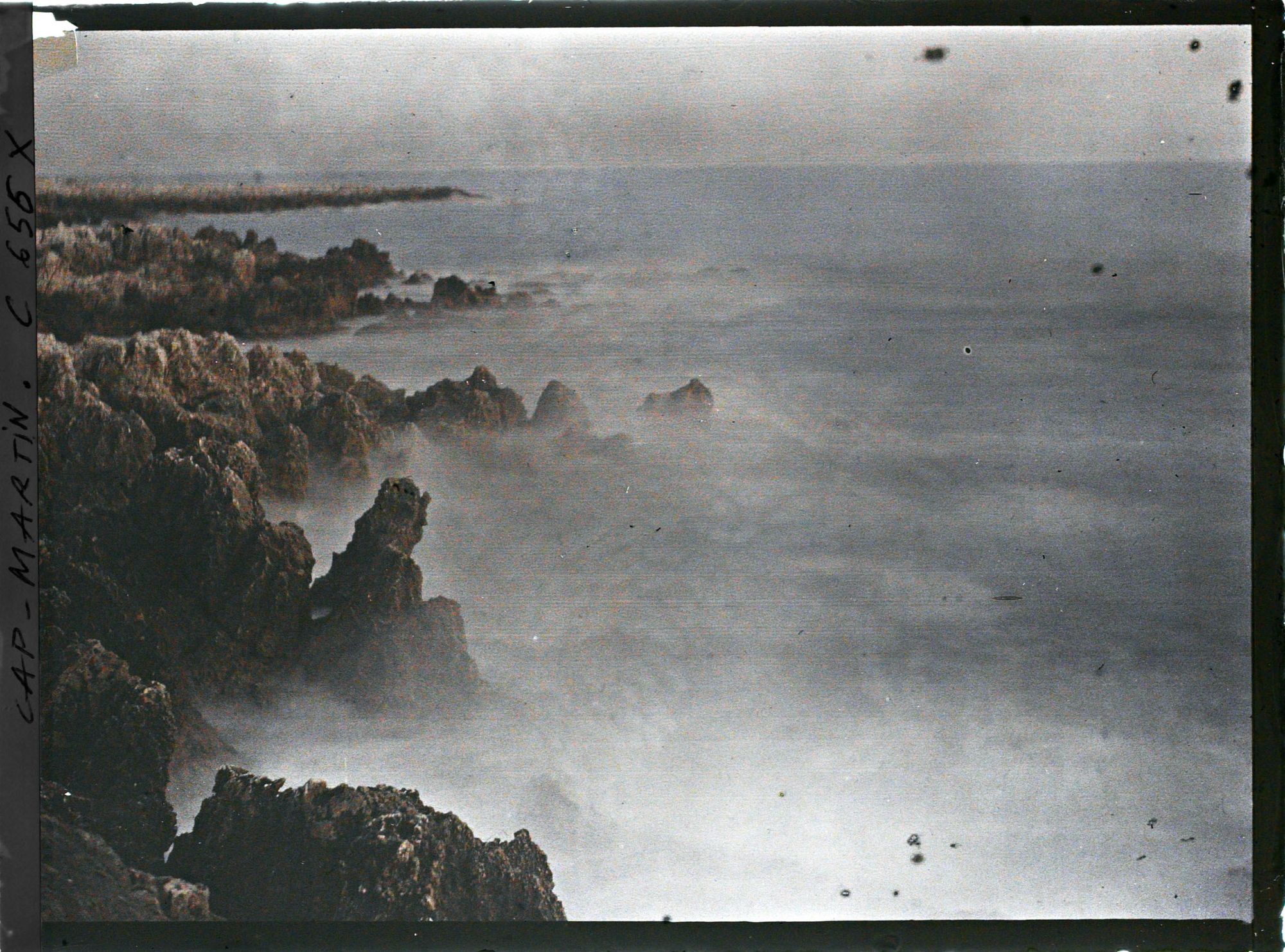 Image représentant Rochers se découpant dans les vagues, près de la pointe du cap Martin