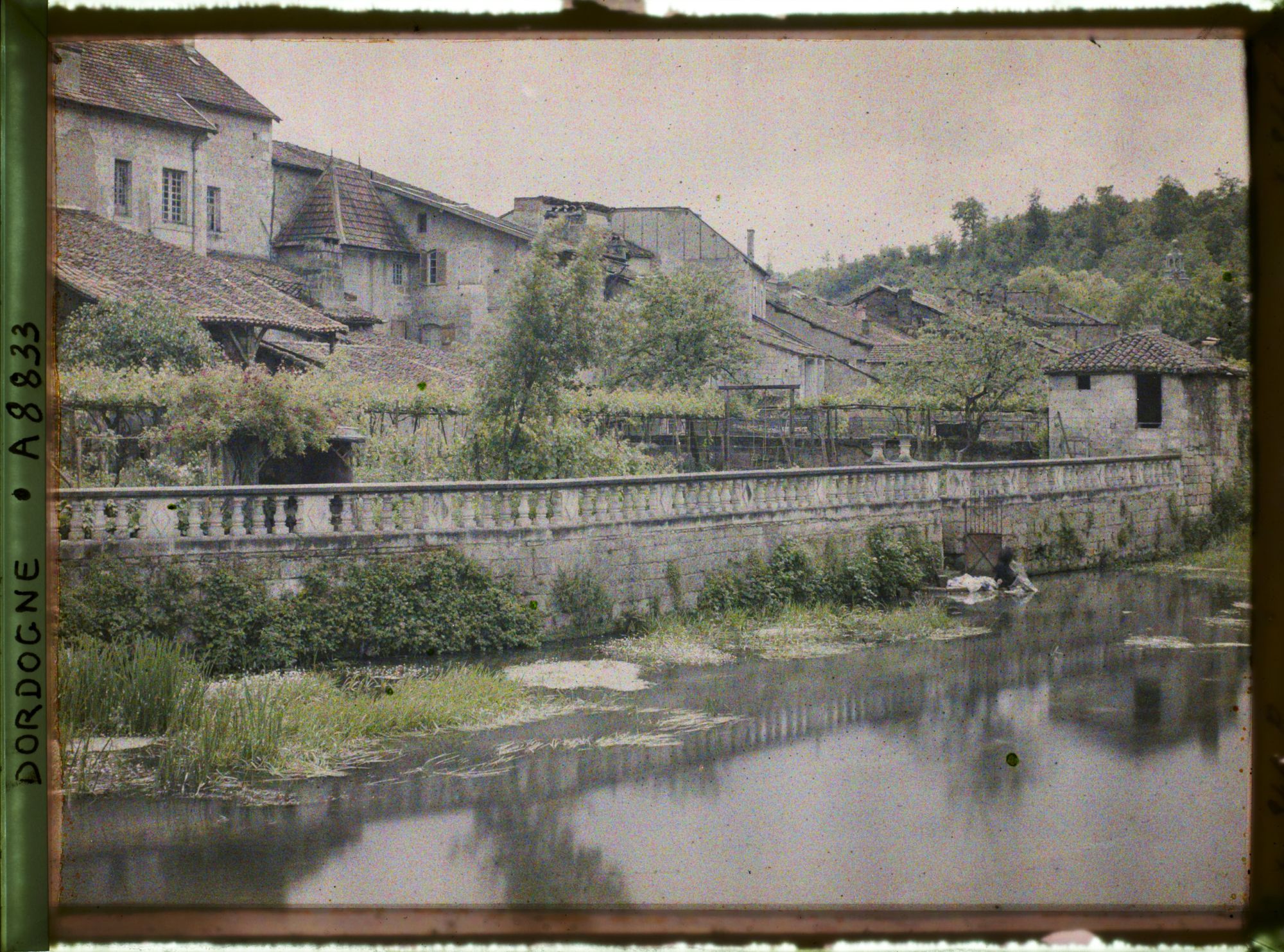 Image représentant France, Brantôme, Les bords de la Dronne et effets de toits