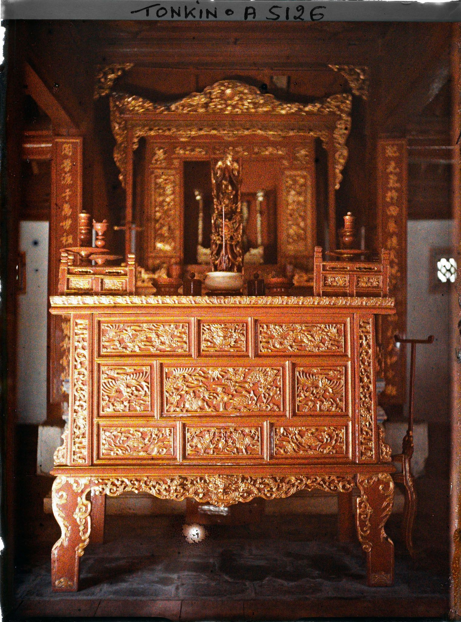 Image représentant Un autel du Van-Mieu, temple confucéen de la " Culture littéraire ", dans le quartier de la Citadelle (route de Sinh-tu)