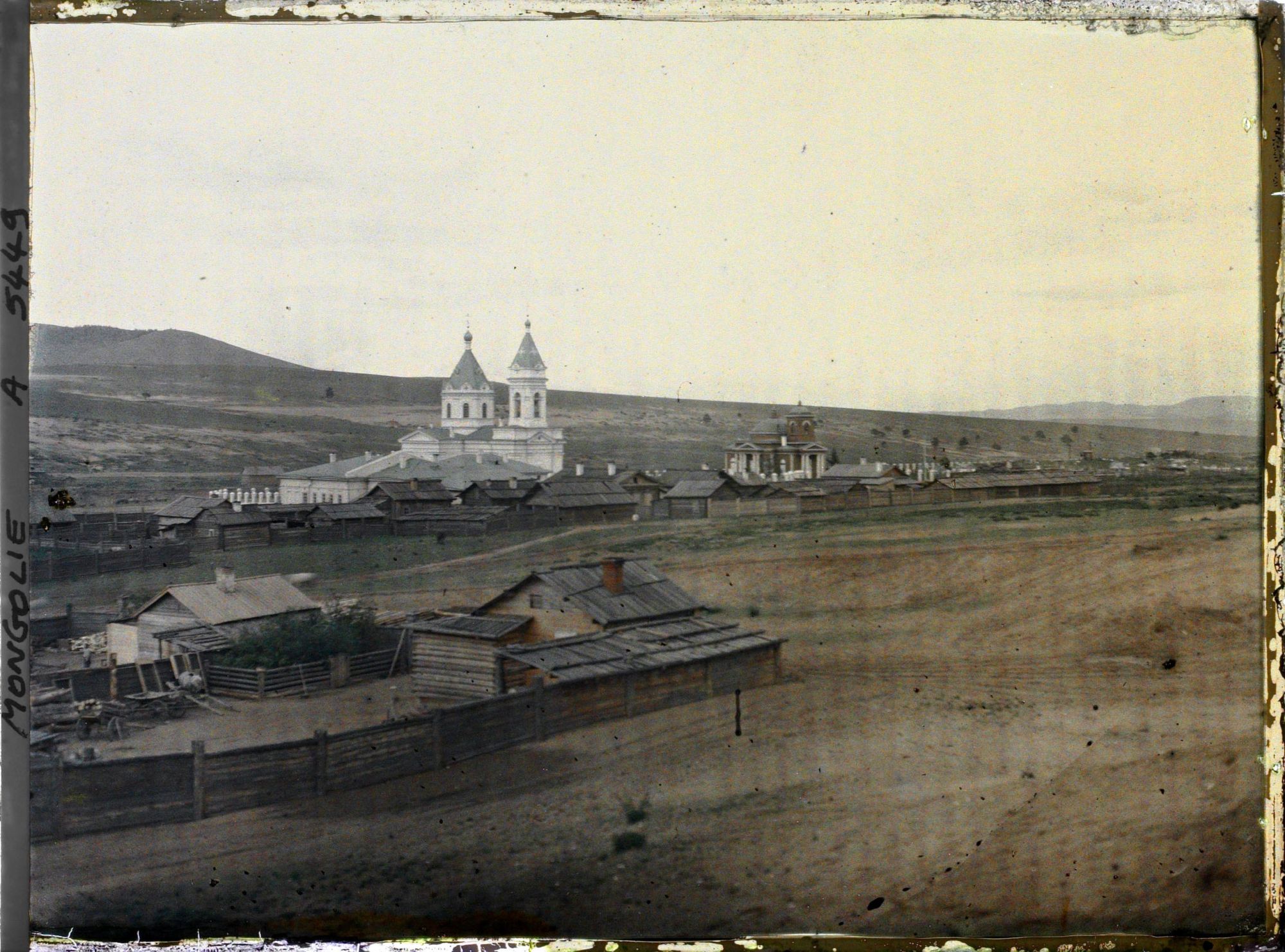 Image représentant Vue des deux églises de la Dormition, à l'extrémité sud de la ville