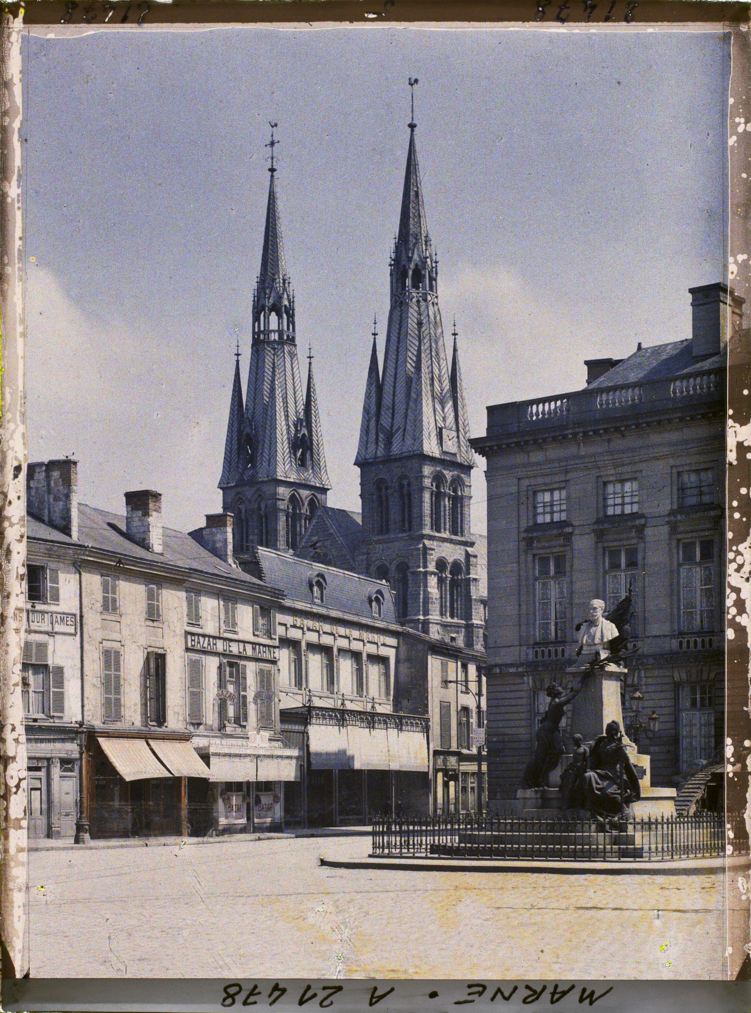 Image représentant France, Chalons s/Marne, Eglise Ne Dame et Place de l'Hotel de Ville