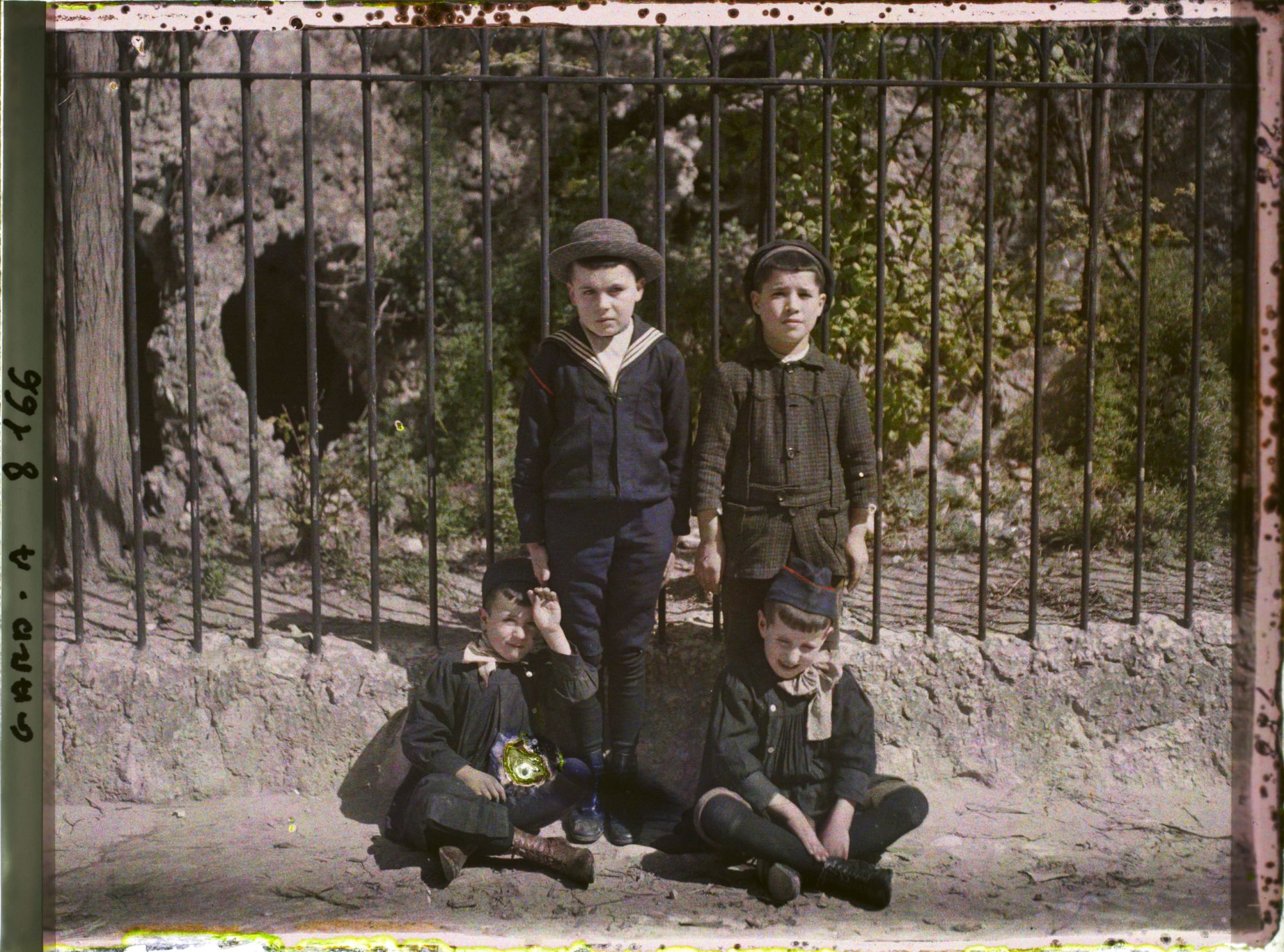 Image représentant Enfants posant devant la grille de la crypte dite des Chrétiens