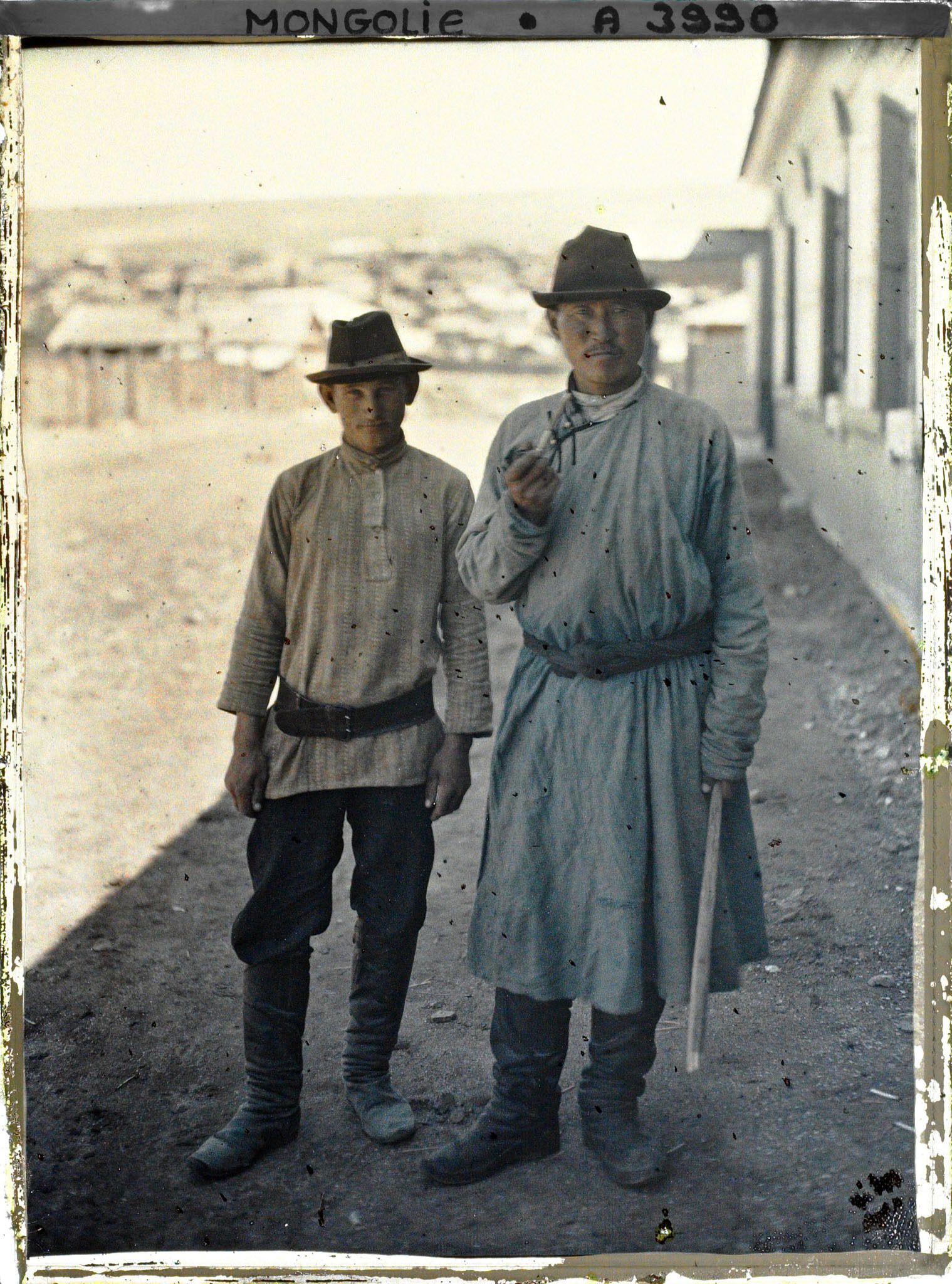 Image représentant Un jeune Russe en compagnie d'un Mongol