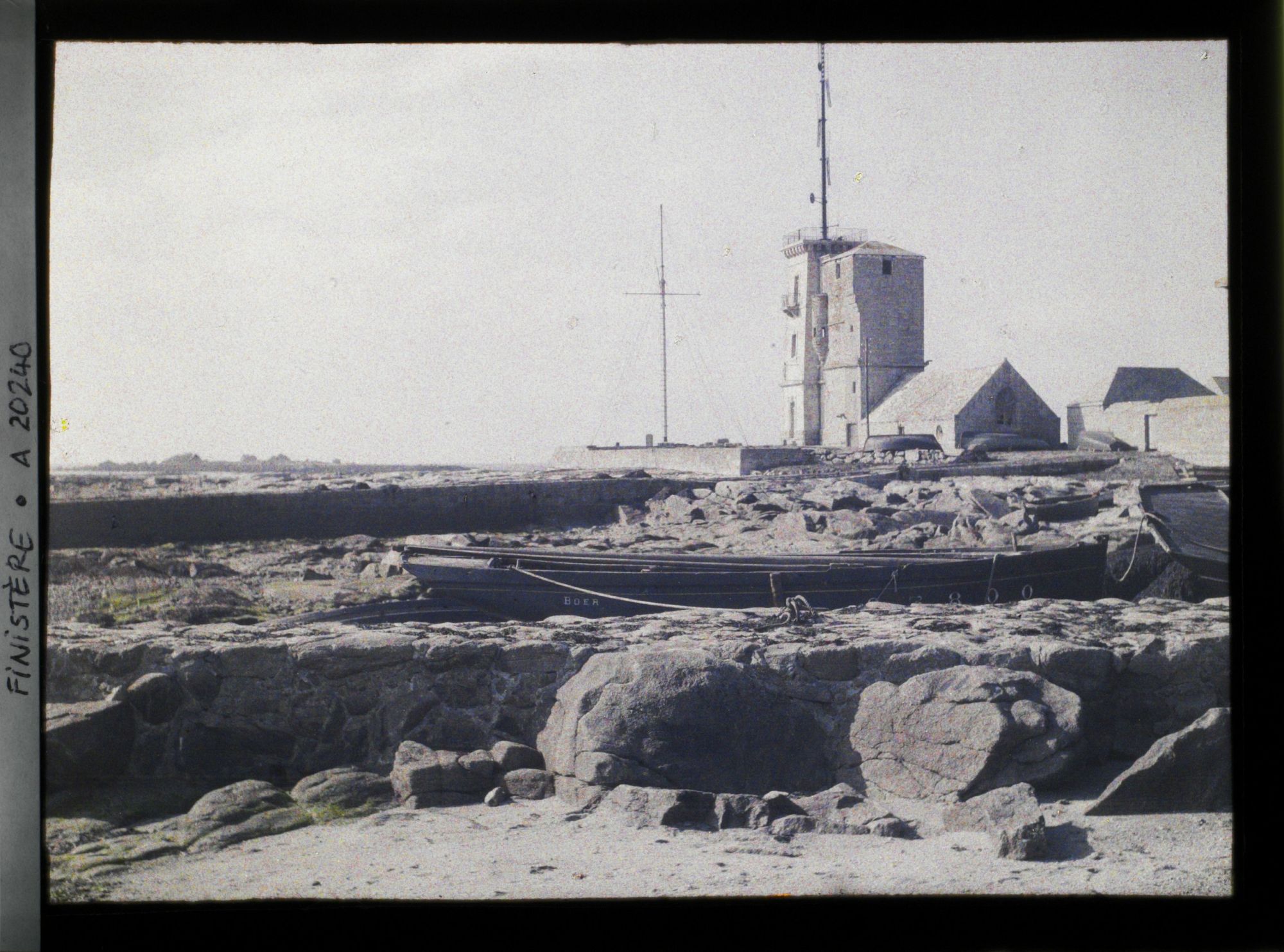 Image représentant Le village de Saint-Pierre à la pointe de Penmarch, le sémaphore aux murs blancs, la vieille tour et l'église