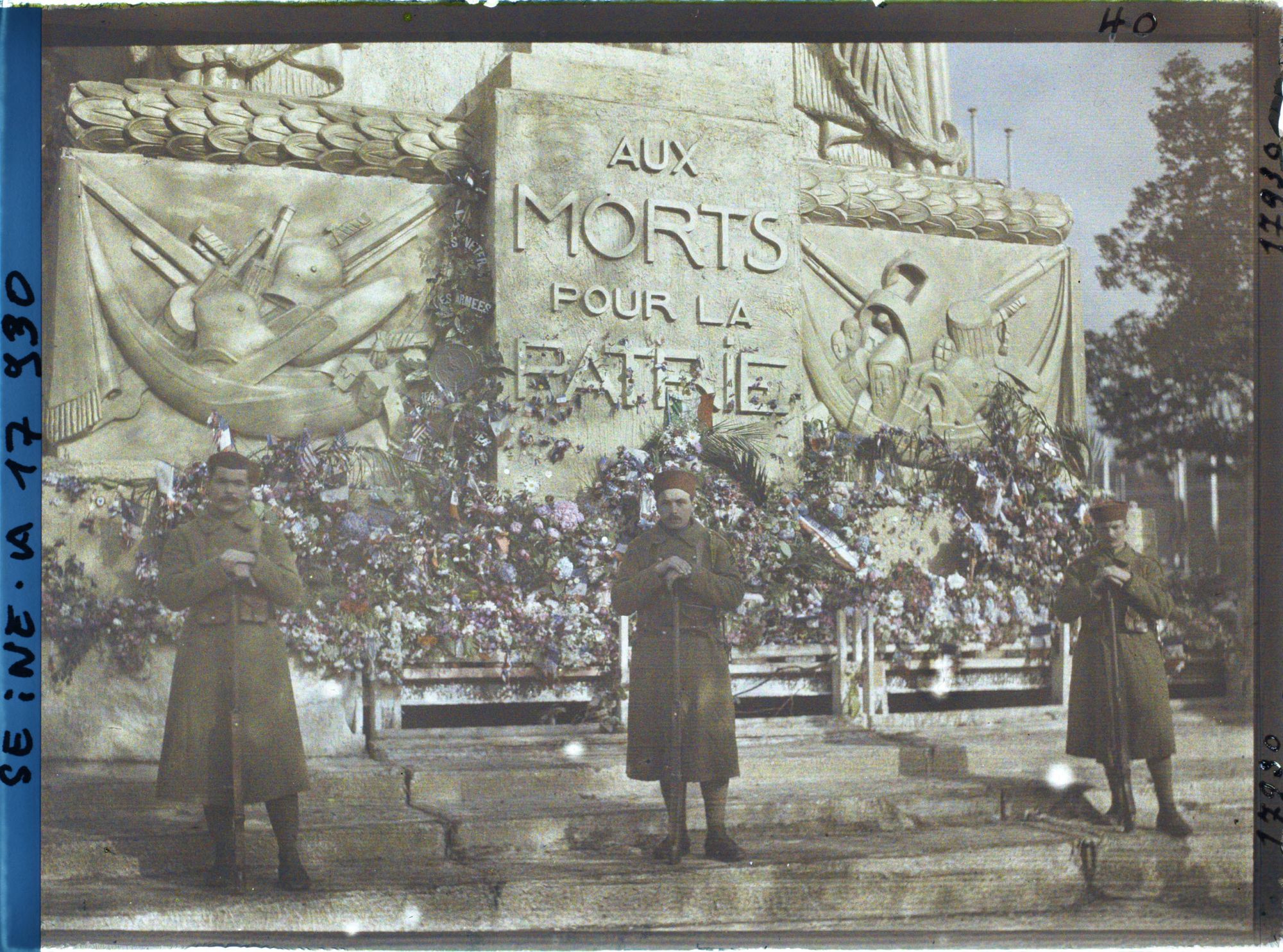 Image représentant Soldats de l'Armée coloniale aux pieds du Cénotaphe dedié aux morts pour la patrie place de l'Etoile