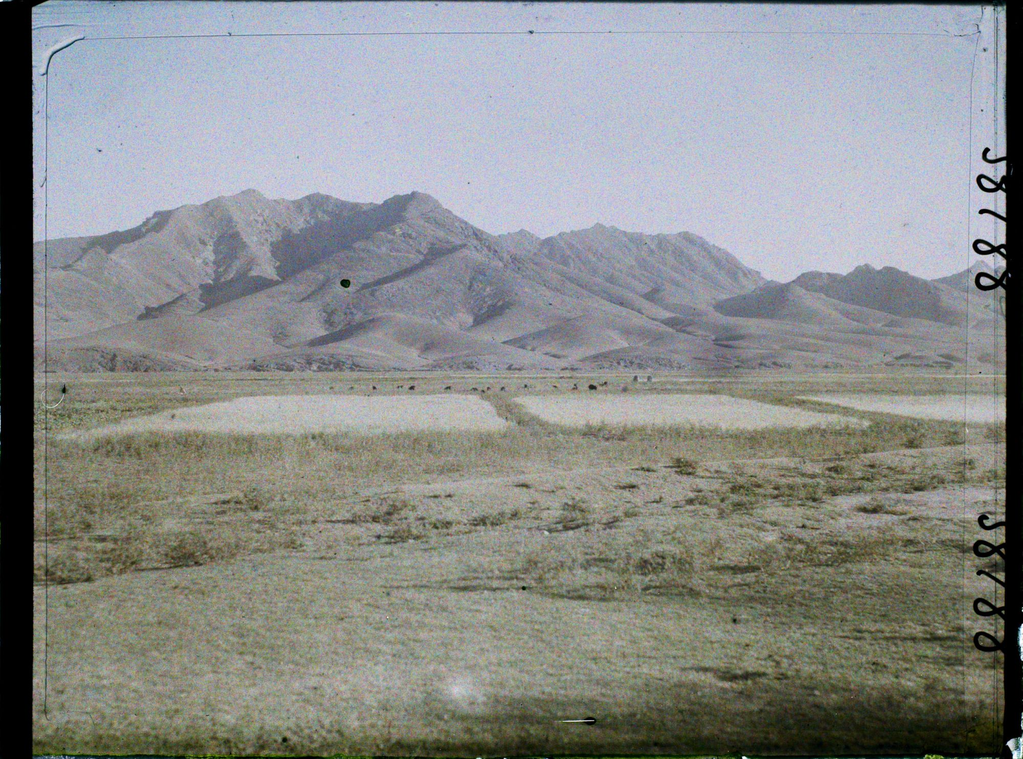 Image représentant Afghanistan, Solzevar, Chaîne de montagnes le long de l'Adraskand