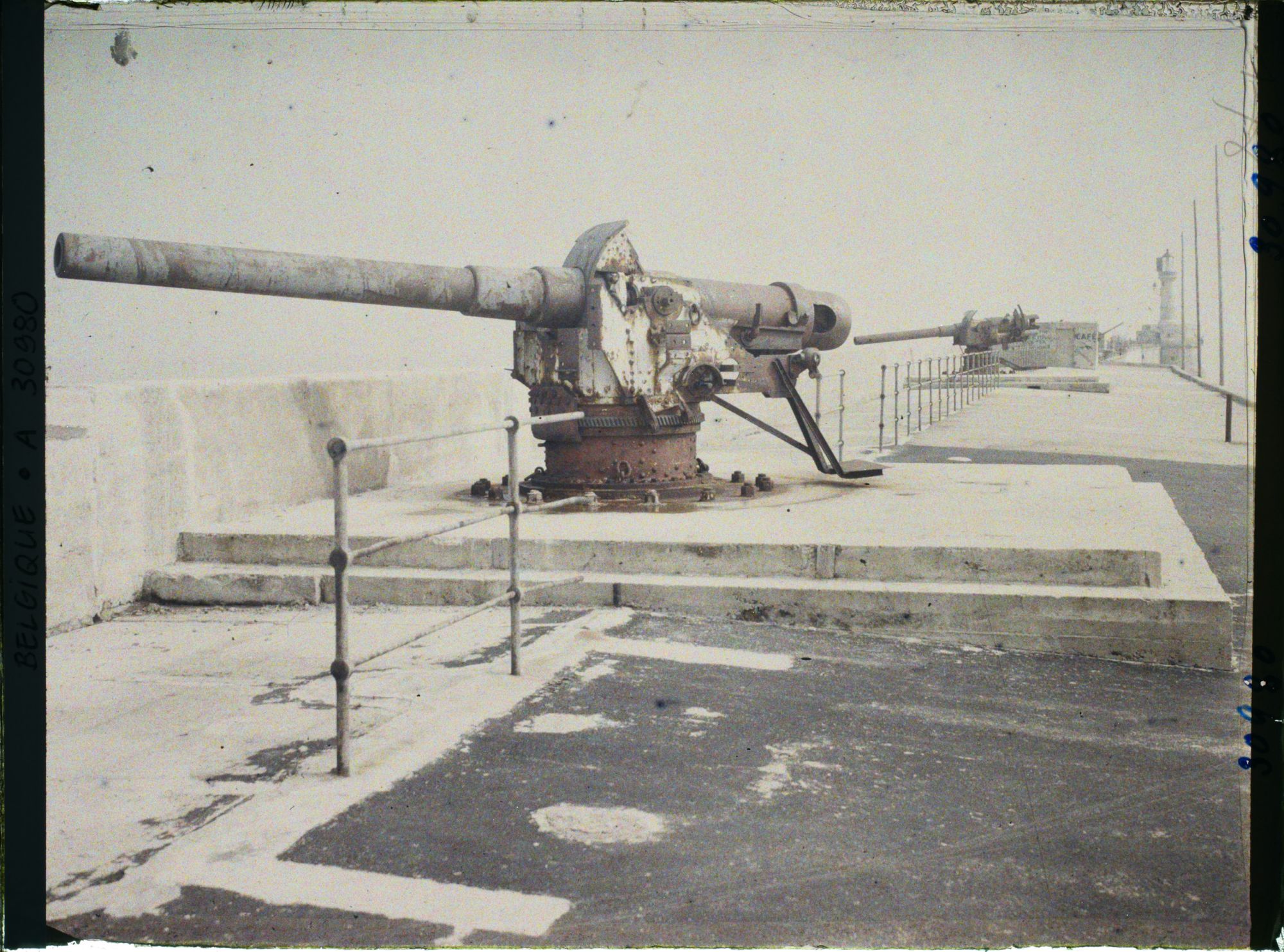 Image représentant Belgique, Zeebrugge, Pièces de 150 en batterie sur le môle