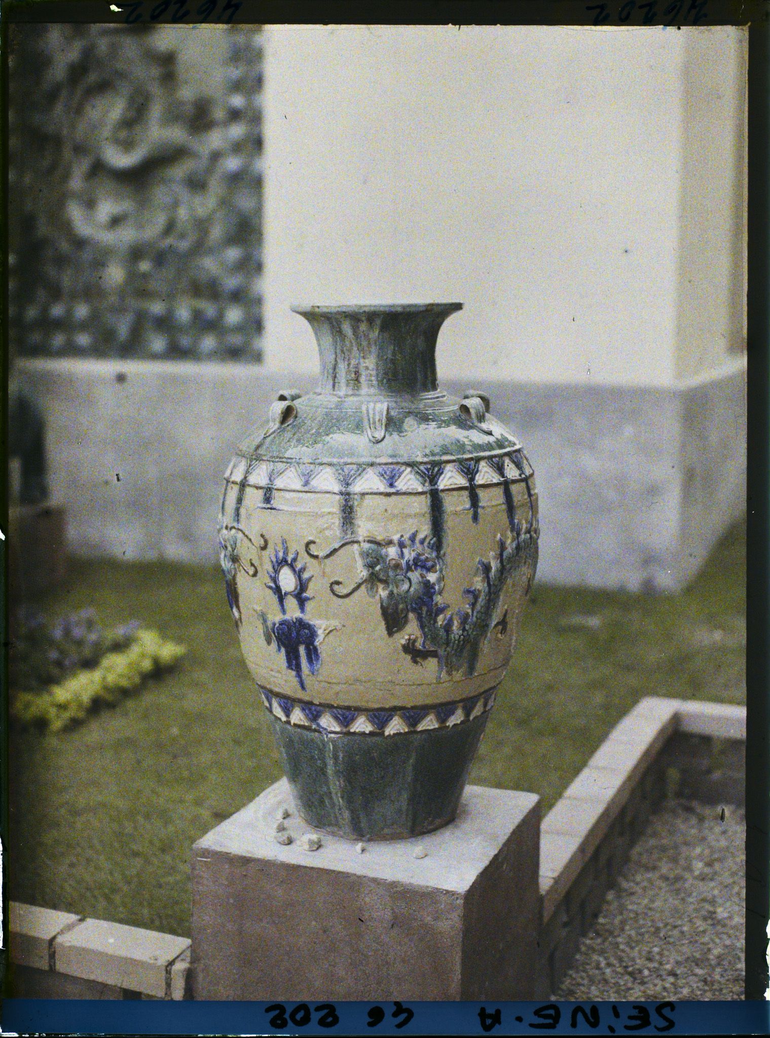 Image représentant L'exposition des arts décoratifs, vase devant le pavillon de l'Indochine