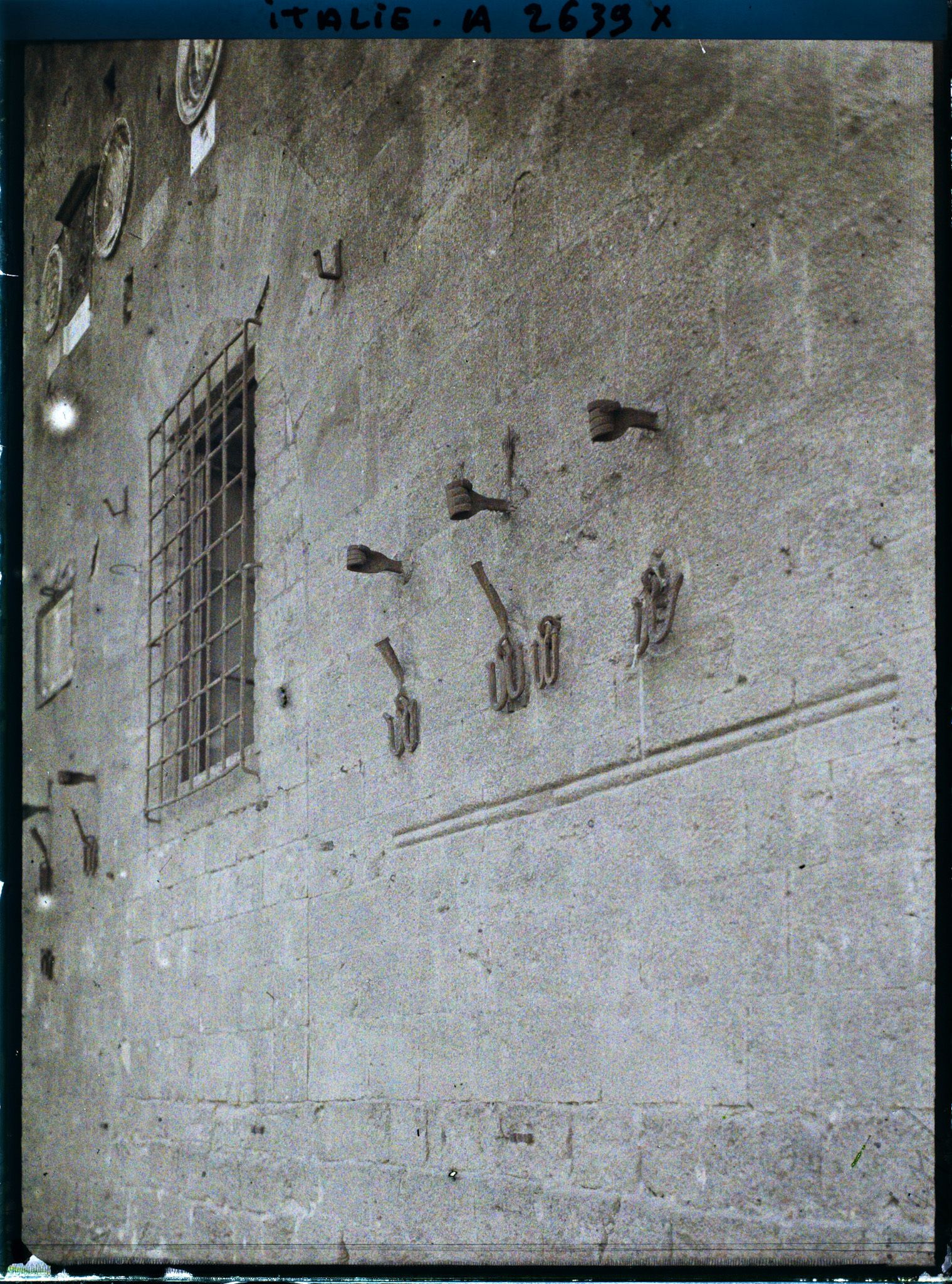 Image représentant Mur du palais des Prieurs avec porte-étendards