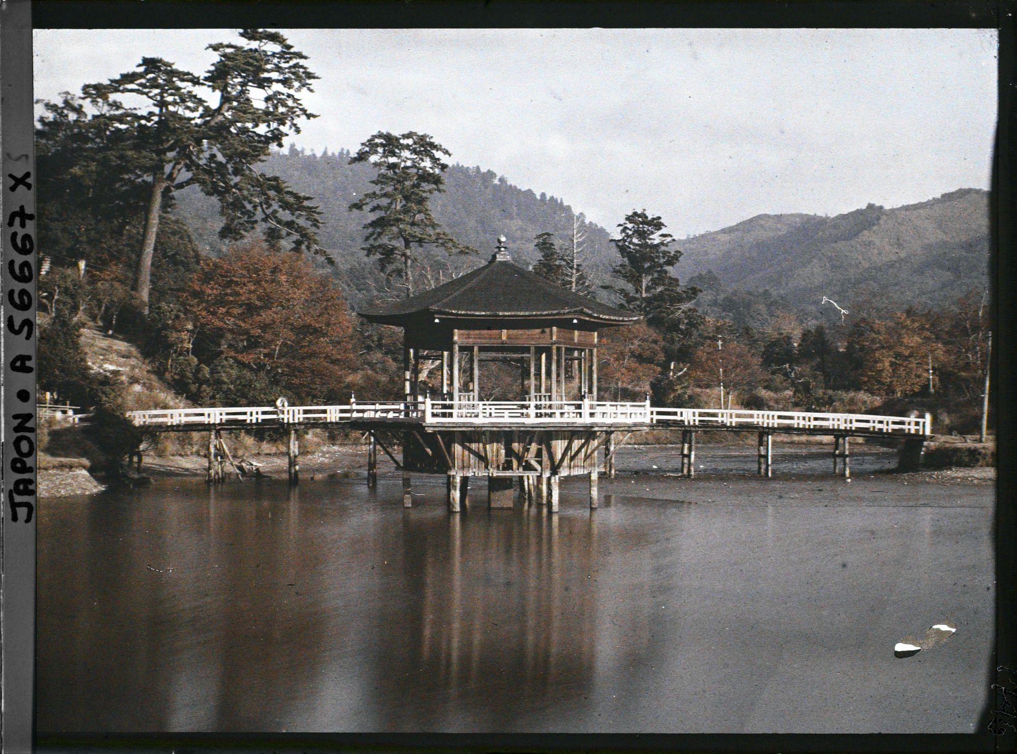Image représentant Le Nara-koen (parc de Nara) : le pavillon Ukimidô sur l'étang Sagi (Sagi-ike)