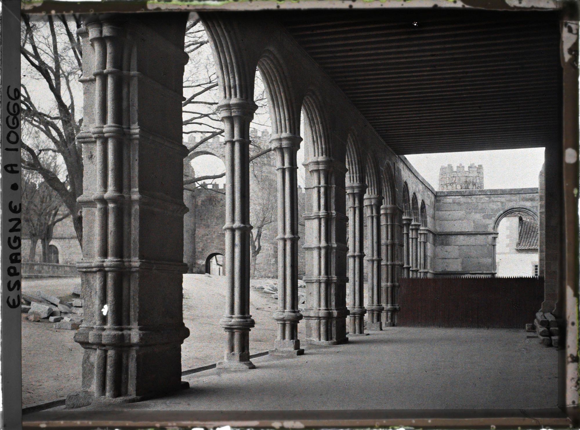 Image représentant Espagne, Avila, San Vicente vers l'extérieur : les Colonnes si légères sont en granite