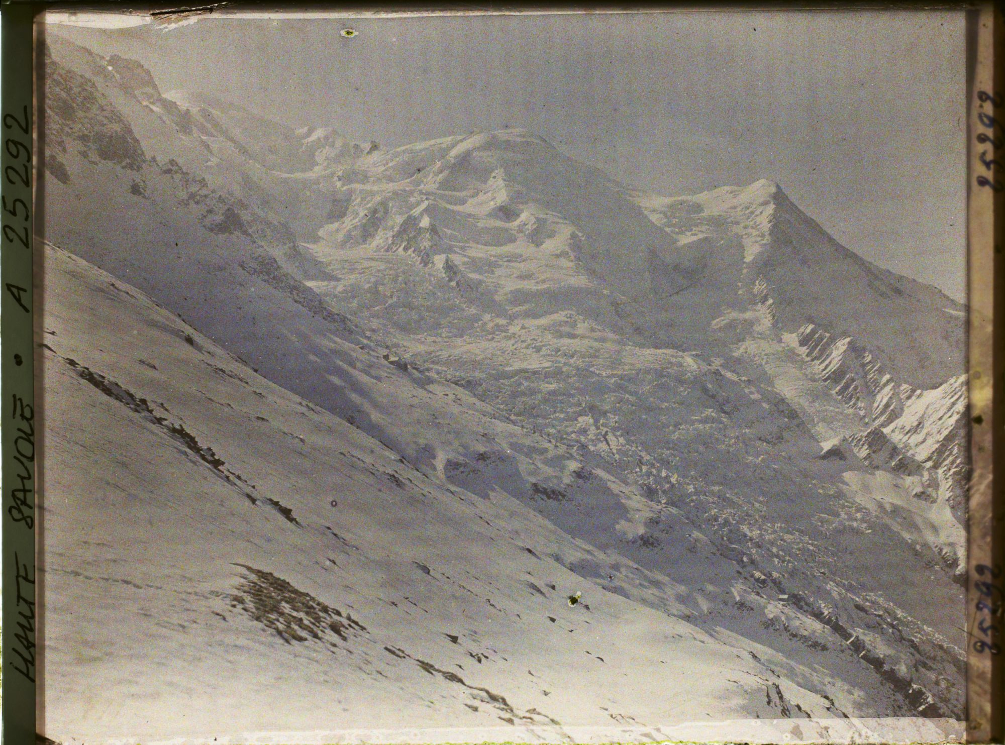 Image représentant France Les Alpes, Le Plan de l'aiguille, altitude 2202m Le Mt Blanc, le Dôme et l'aige du Goûter, le glacier supérieur des Bossons