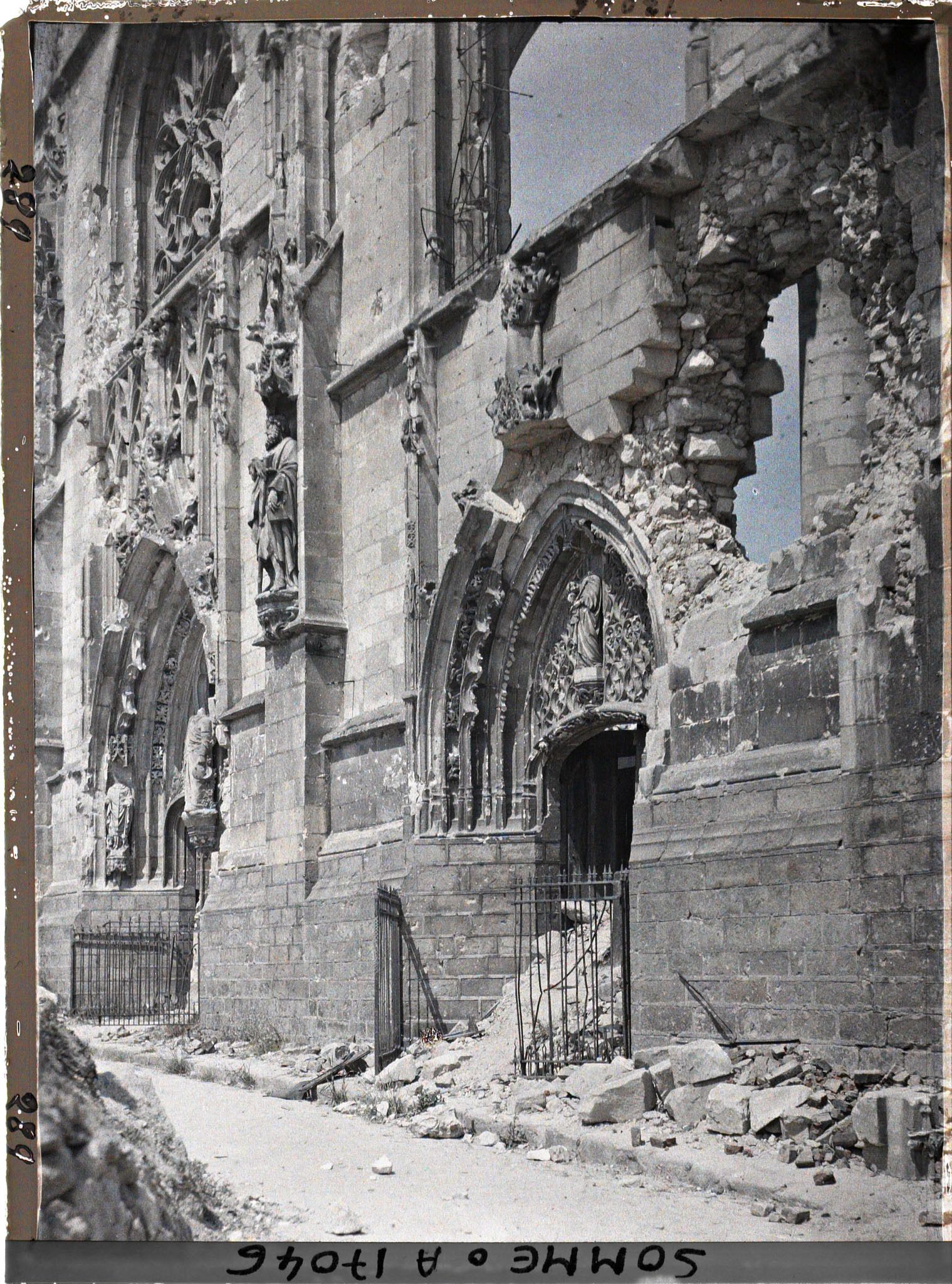 Image représentant France, Péronne, La façade mutilée de l'Eglise St Jean