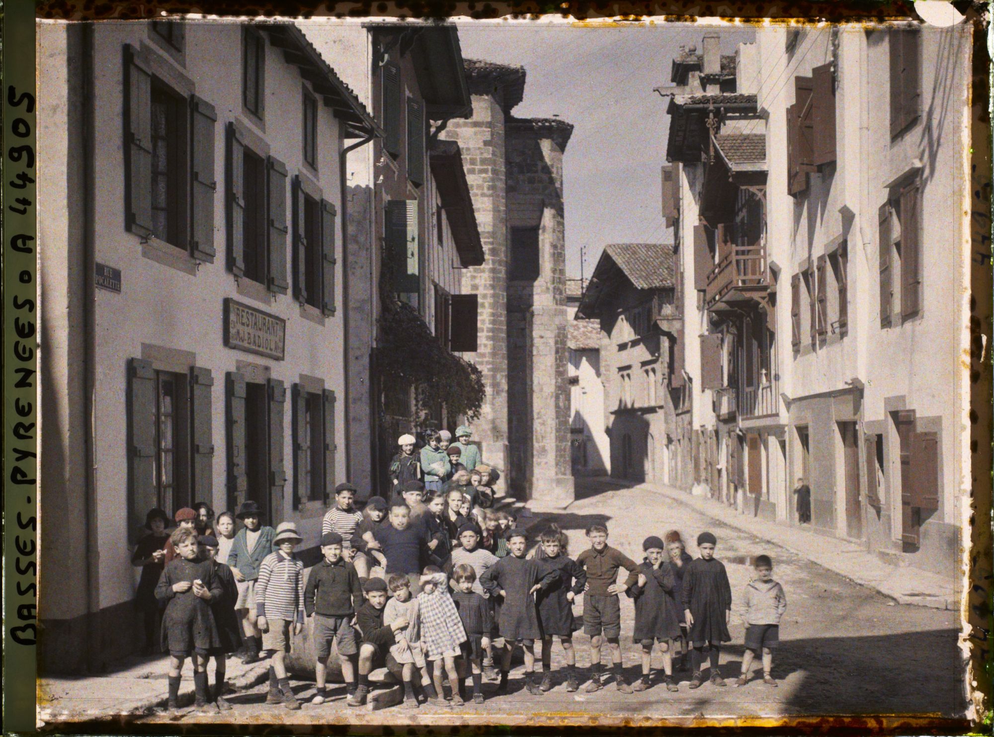 Image représentant France, Ciboure, La rue Pocalette à la sortie de l'Ecole