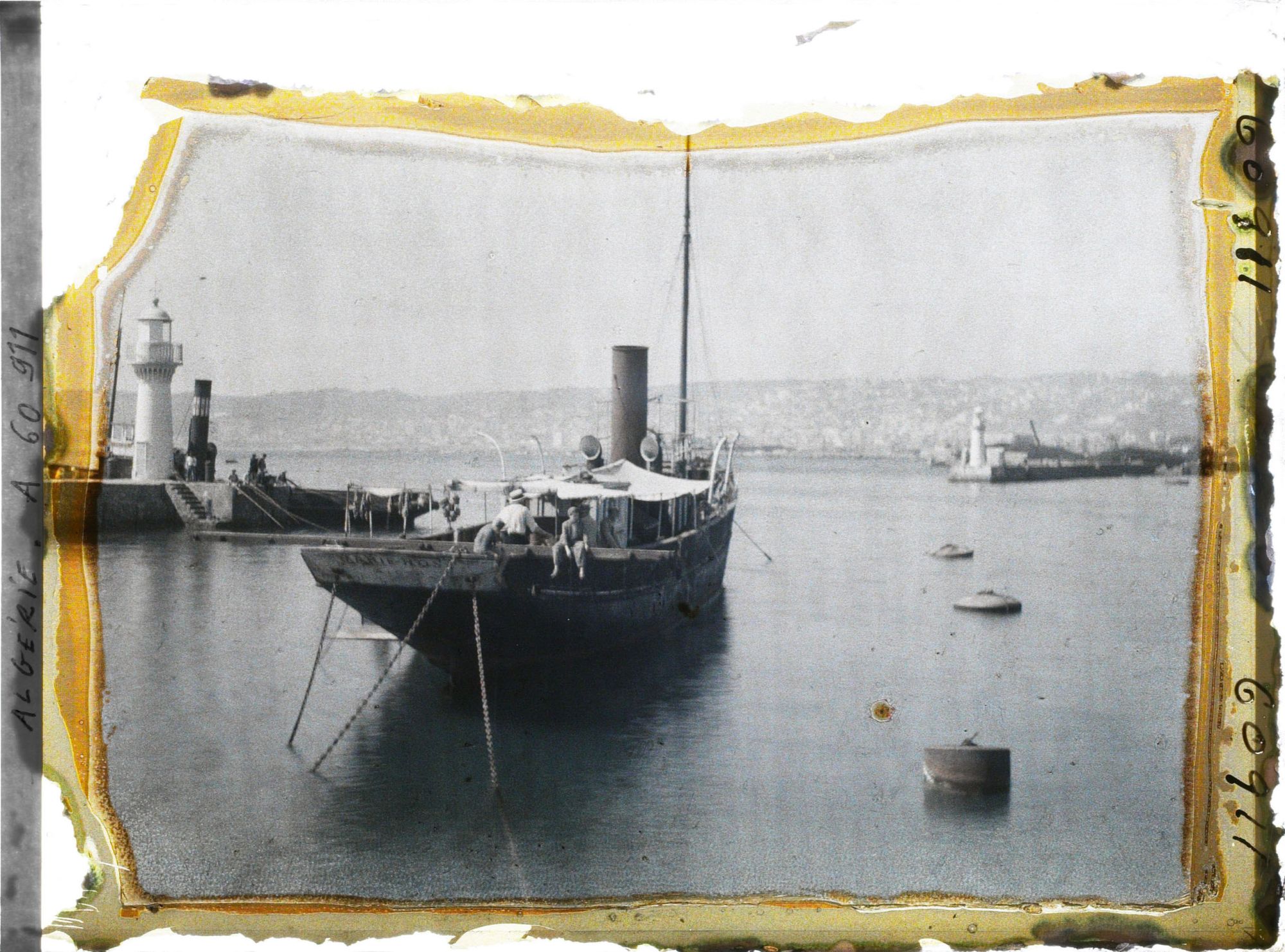 Image représentant Un bateau à l'entrée du port