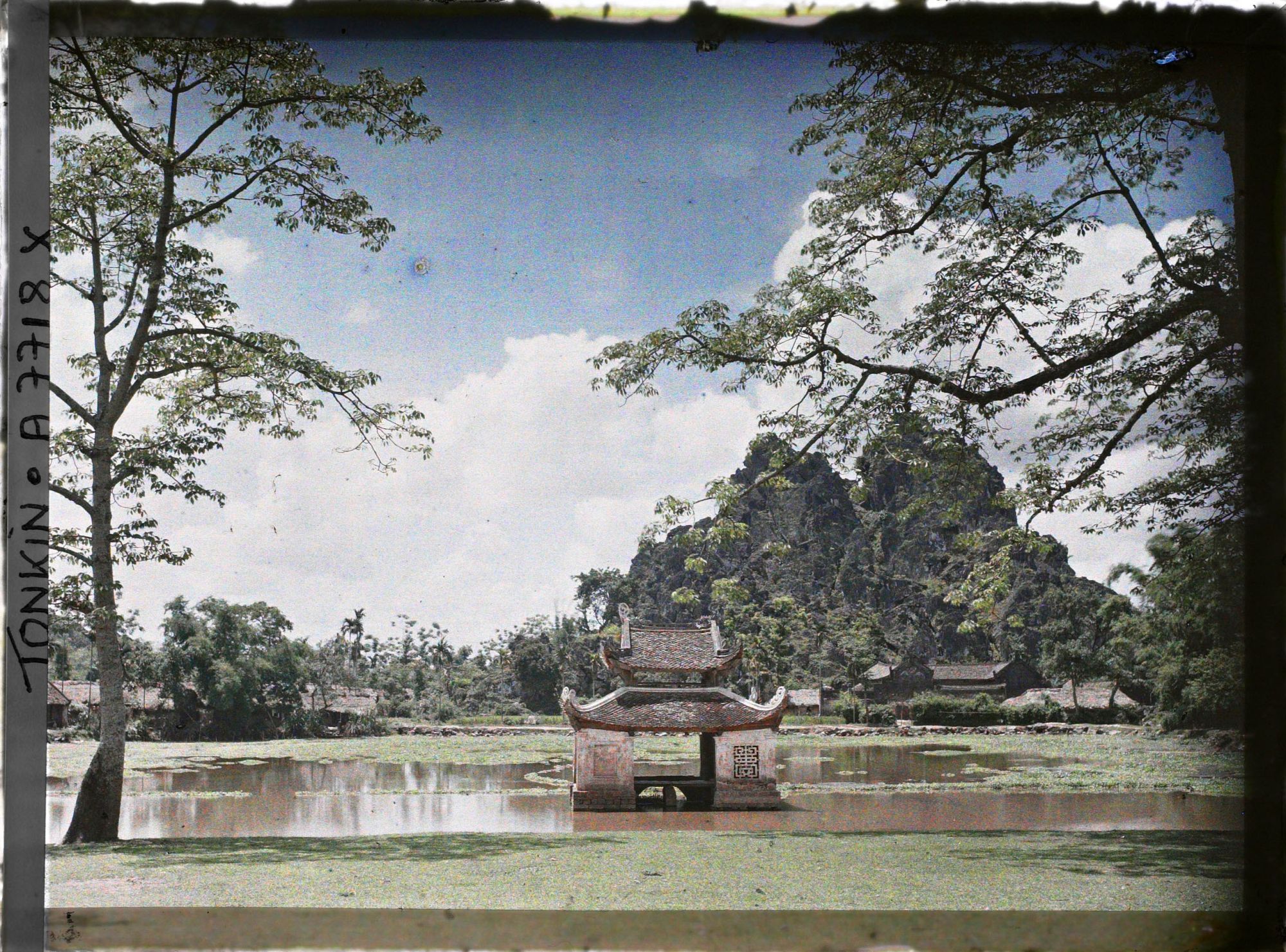 Image représentant Pagodon de la pagode Thay dite également de la " Félicité céleste " (Thien Phuc), située au pied du récif calcaire Sai-so'n