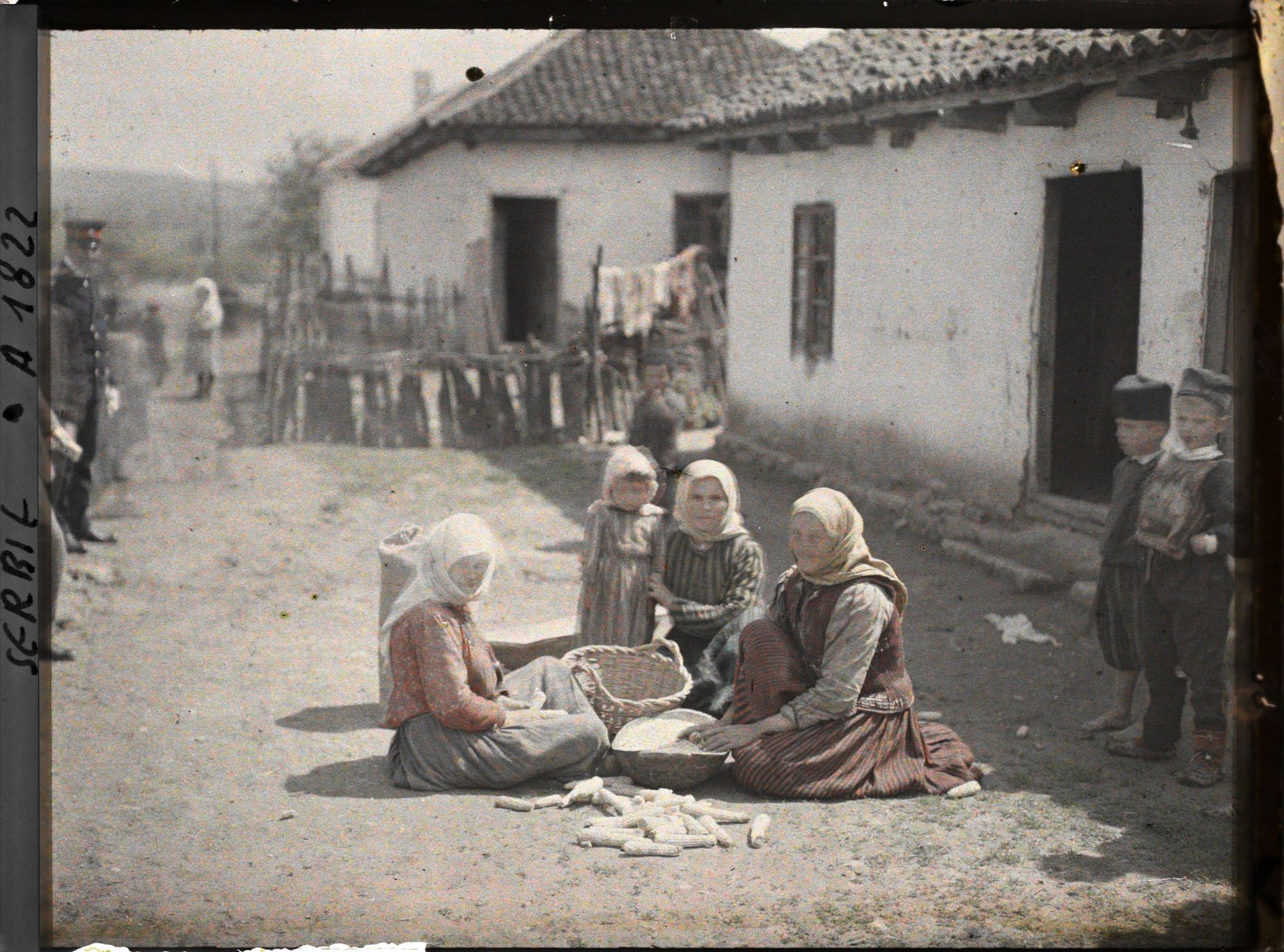 Image représentant Femmes égrenant du maïs