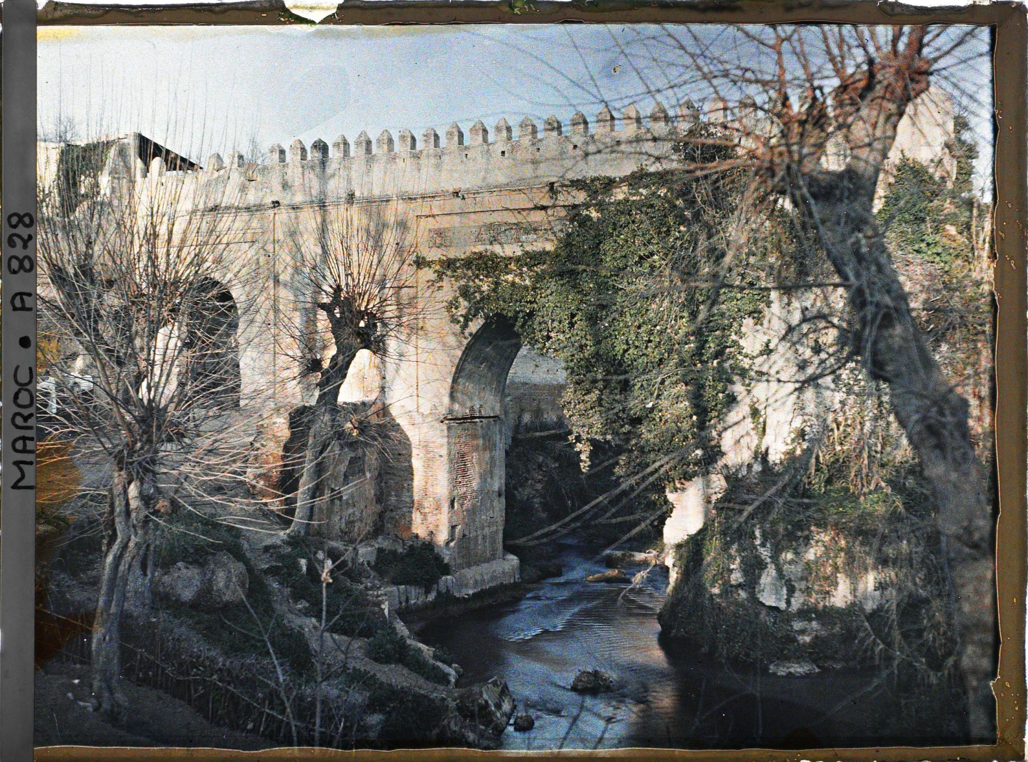 Image représentant Bâb Jdid et l'oued ez-Zitoun (ramification de l'oued Fès)