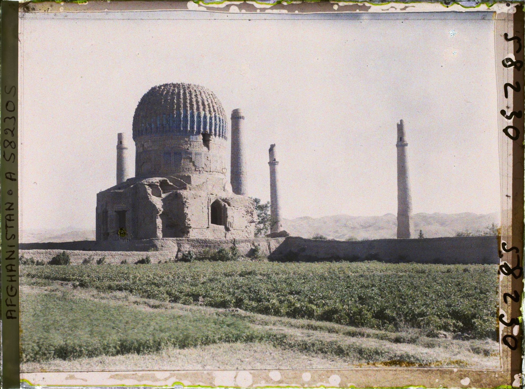 Image représentant Le mausolée de Gawhar-Châd et les minarets de la Madrasa Ni'Matiye