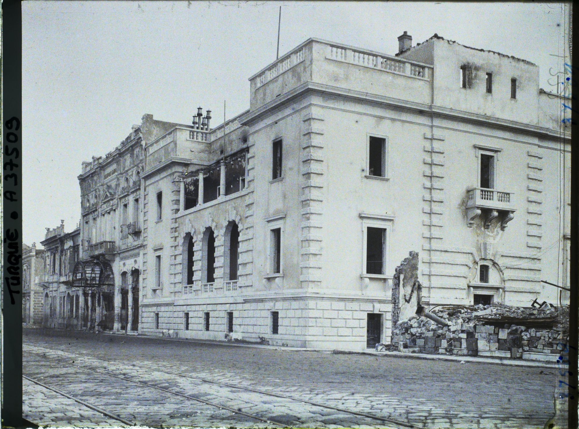 Image représentant Turquie, Smyrne, Les Quais de Smyrne - Ruines du Consulat de France