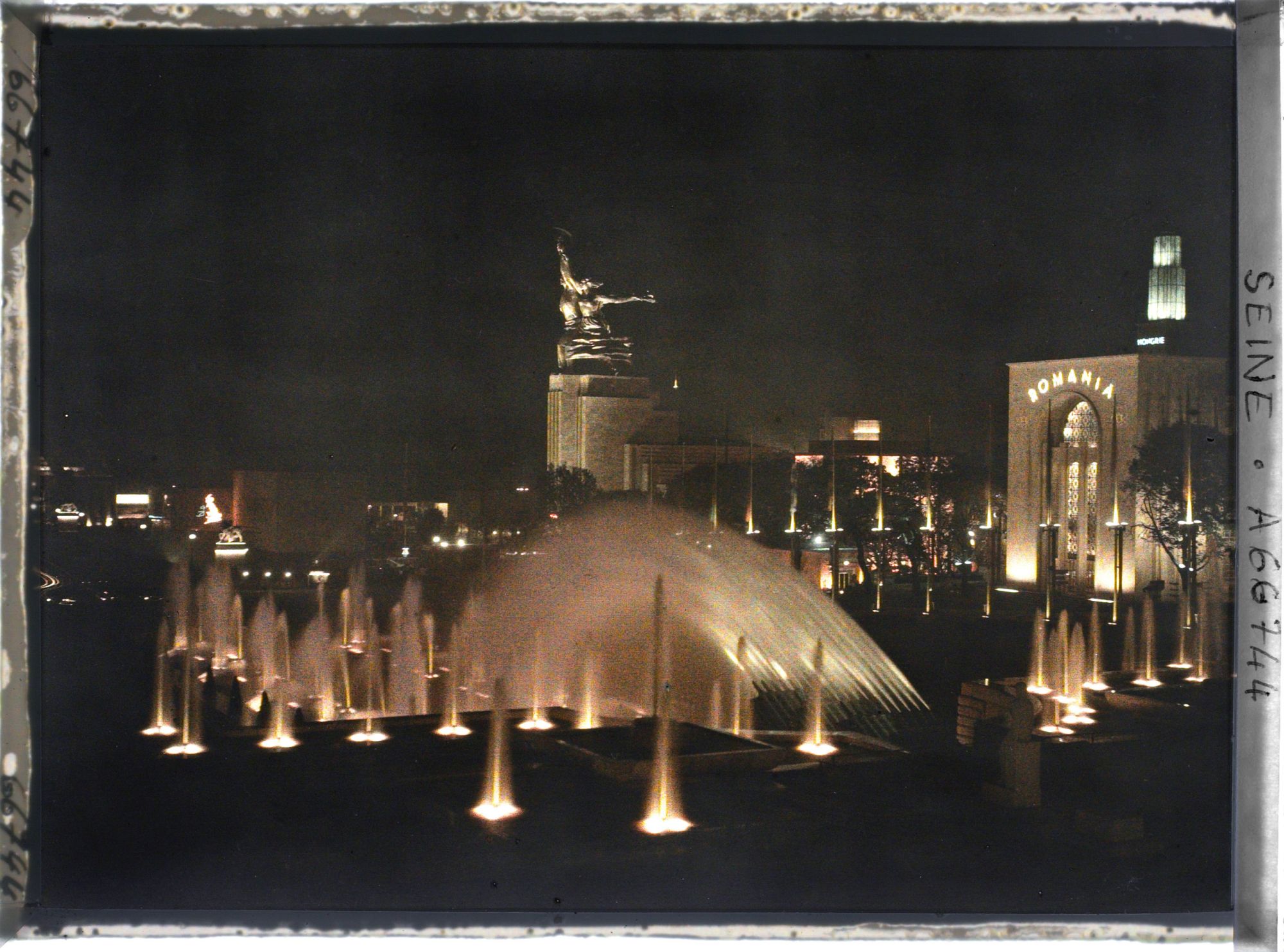 Image représentant L'Exposition internationale, les pavillons de l'URSS et de la Roumanie