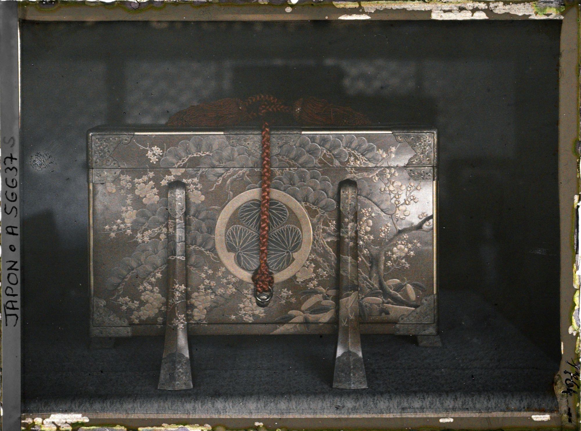 Image représentant Coffre ancien portant le blason de la famille Tokugawa (trois feuilles d'asarum inscrites dans un cercle)