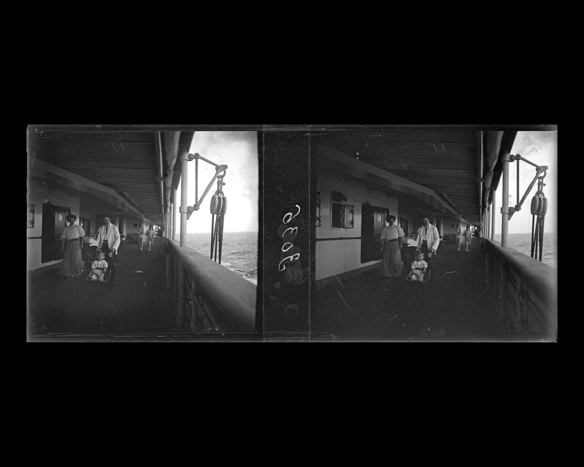 Image représentant Passagers sur la coursive du pont du du Lützow, de la Norddeutscher Lloyd