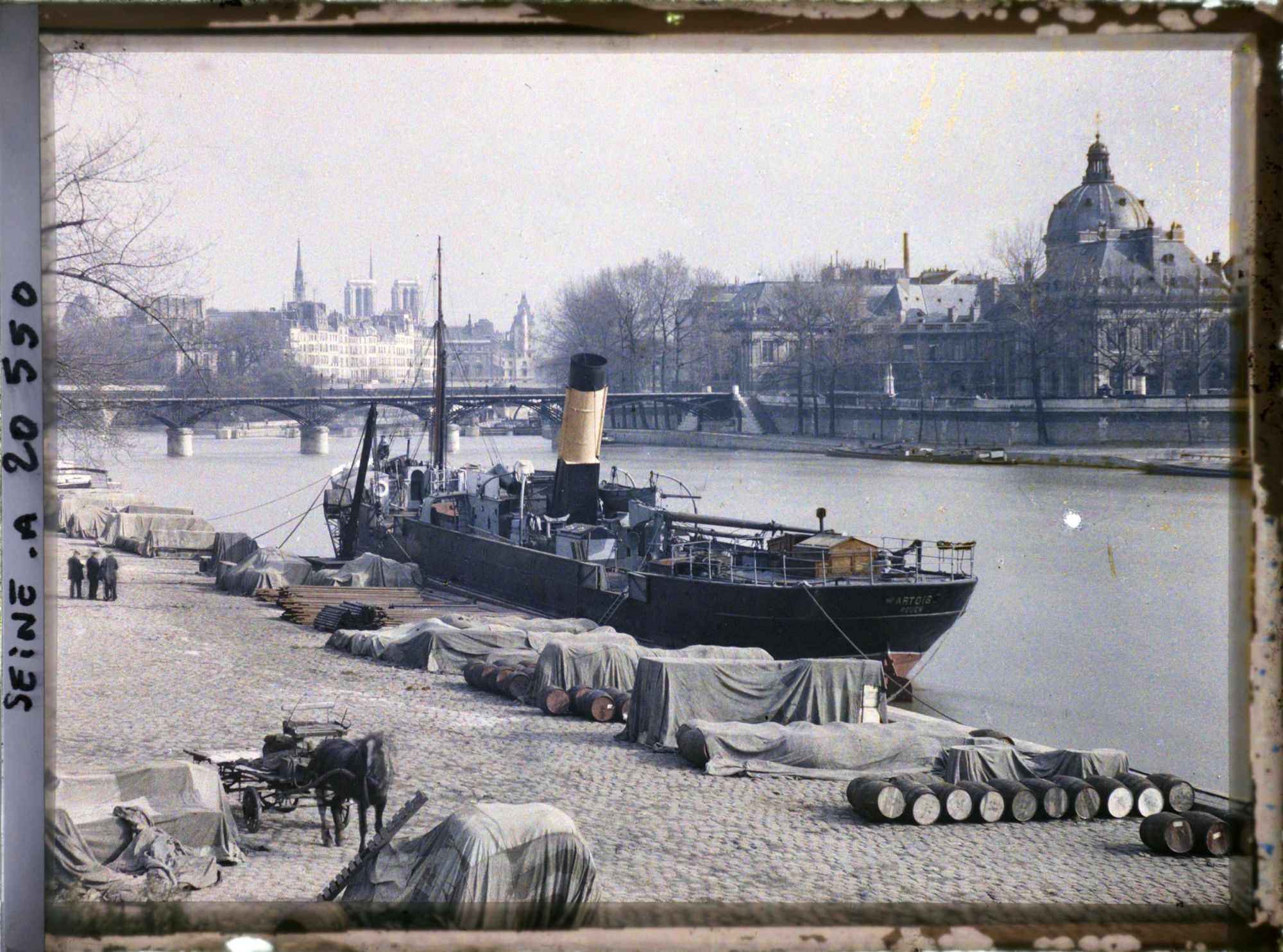 Image représentant Le quai du Louvre (actuel quai François-Mitterand) et l'île de la Cité, en face le quai de Conti et l'Institut de France