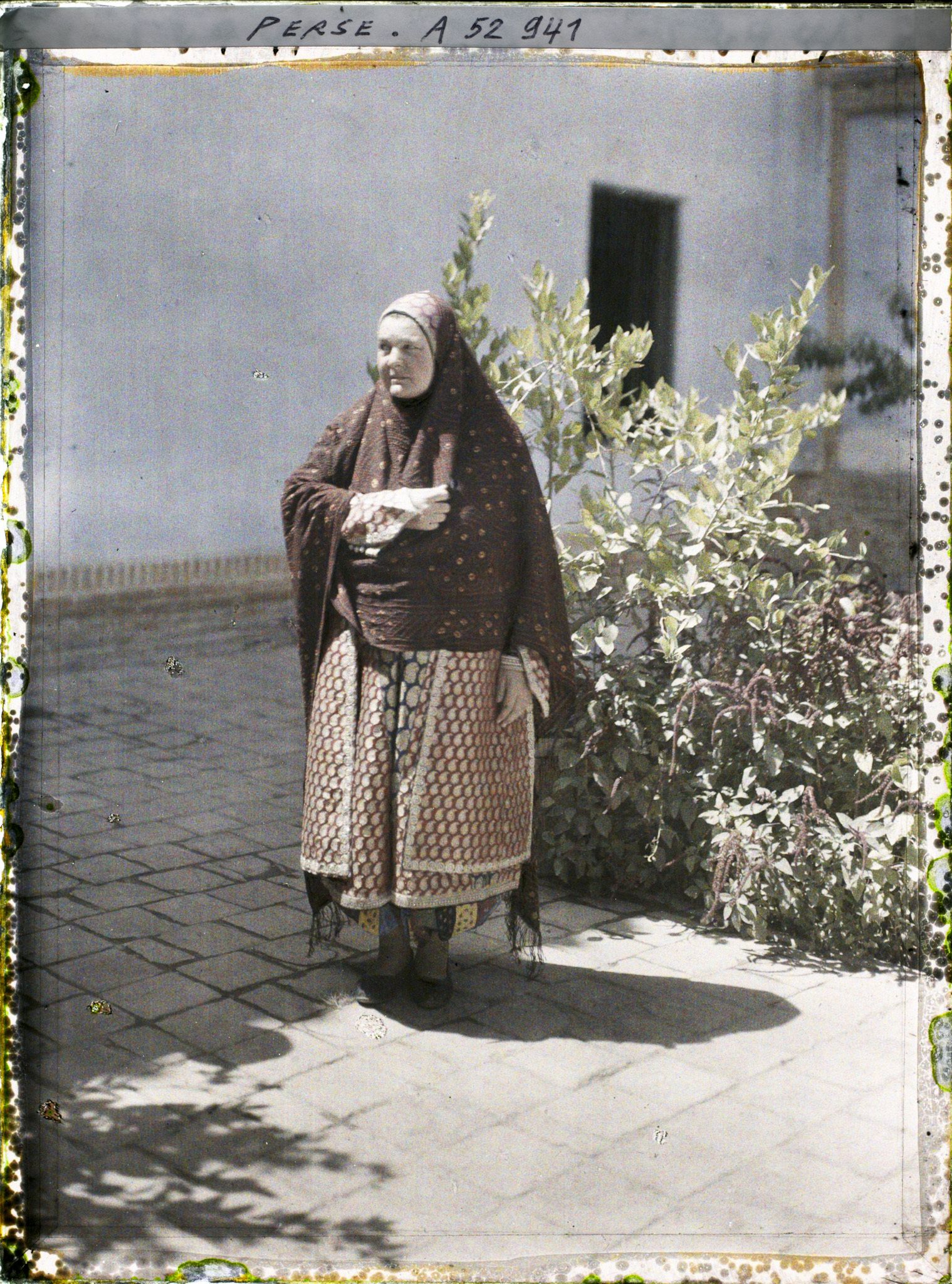 Image représentant Femme guèbre en costume traditionnel