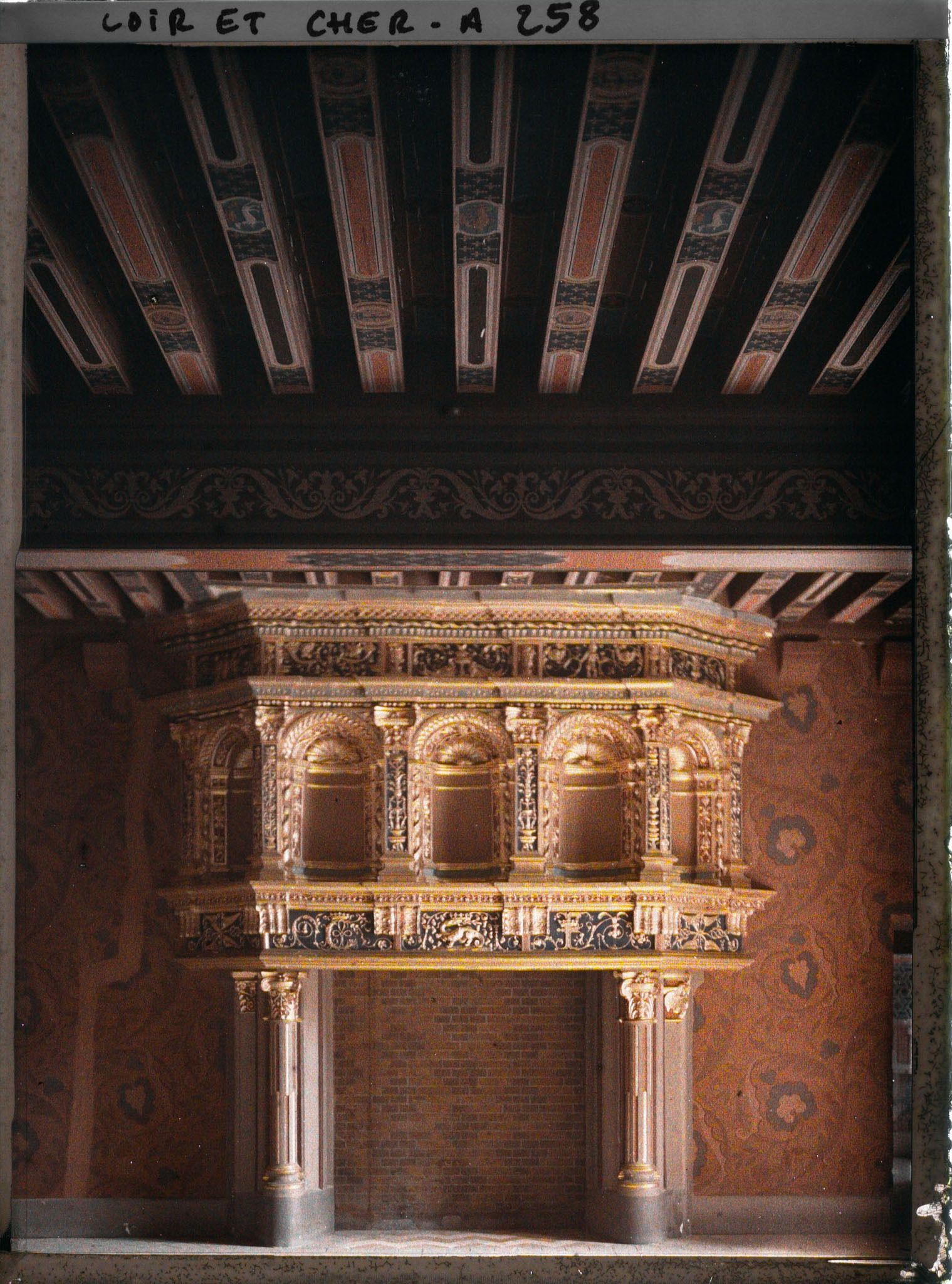 Image représentant L'une des deux cheminées de la salle du Roi de l'aile François 1er du château