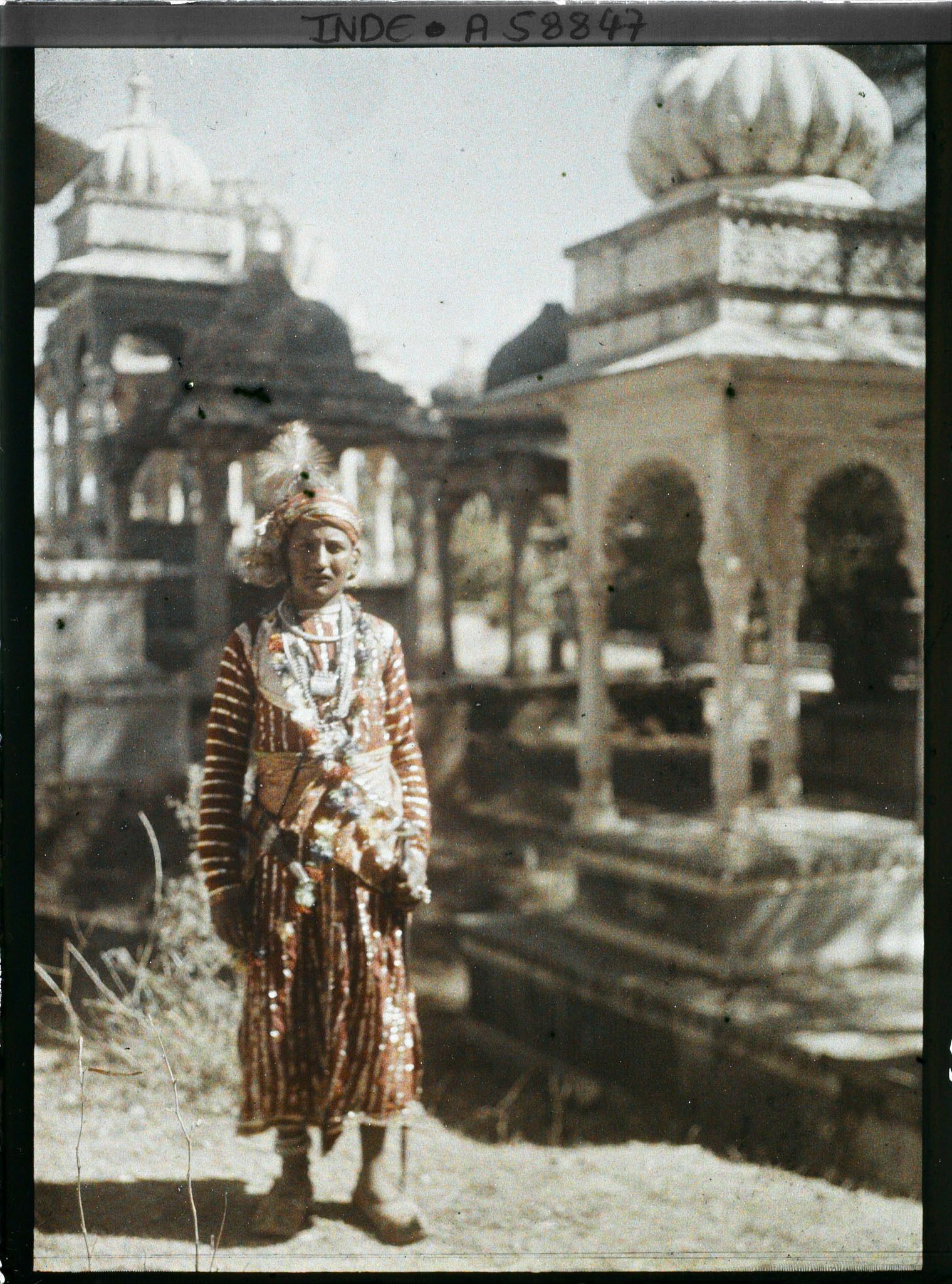 Image représentant Rajpoute en costume de marié devant les chatris de la nécropole des Maharanas du Mewar
