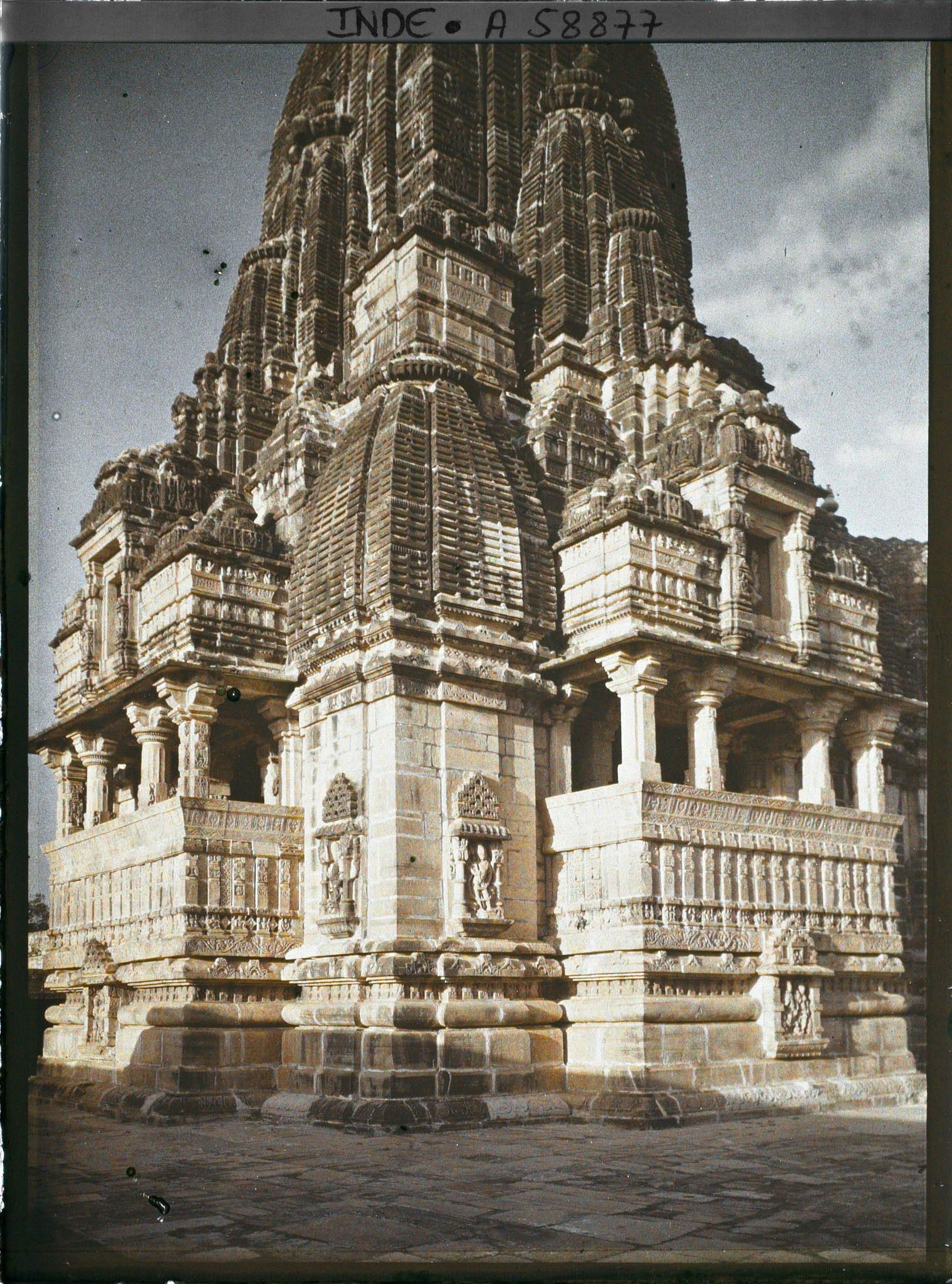 Image représentant Vue partielle du grand Shikhara du temple hindouiste de Vrij ou Khumba Shyam