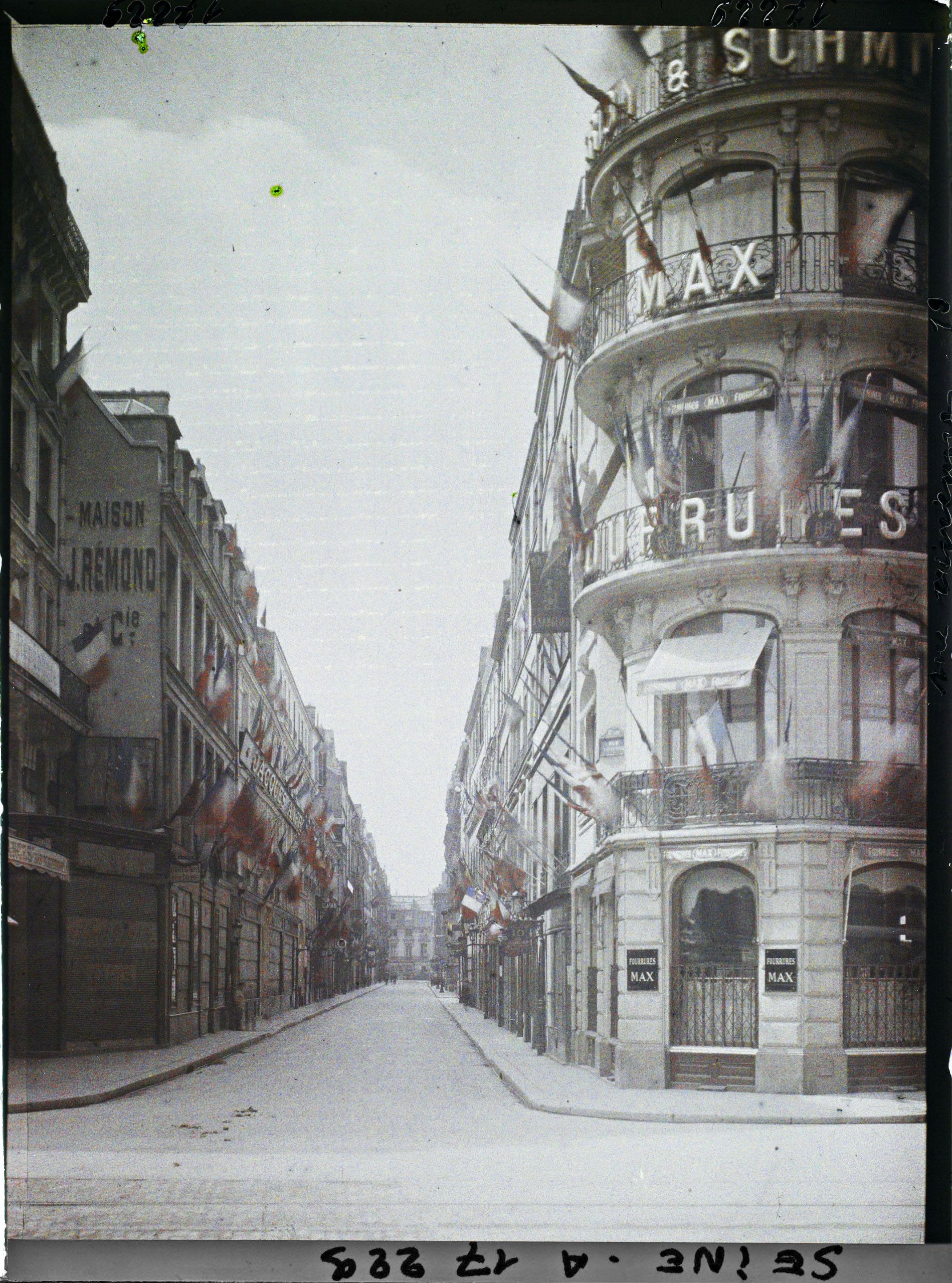 Image représentant La rue Vivienne décorée de drapeaux pour les fêtes de la Victoire des 13 et 14 juillet 1919
